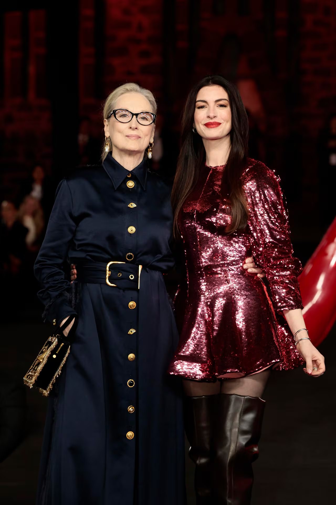 Las actrices estadounidenses Meryl Streep (i) y Anne Hathaway participan en una pasarela este lunes, en el Museo Anahuacalli, en Ciudad de México (México). EFE/José Méndez
