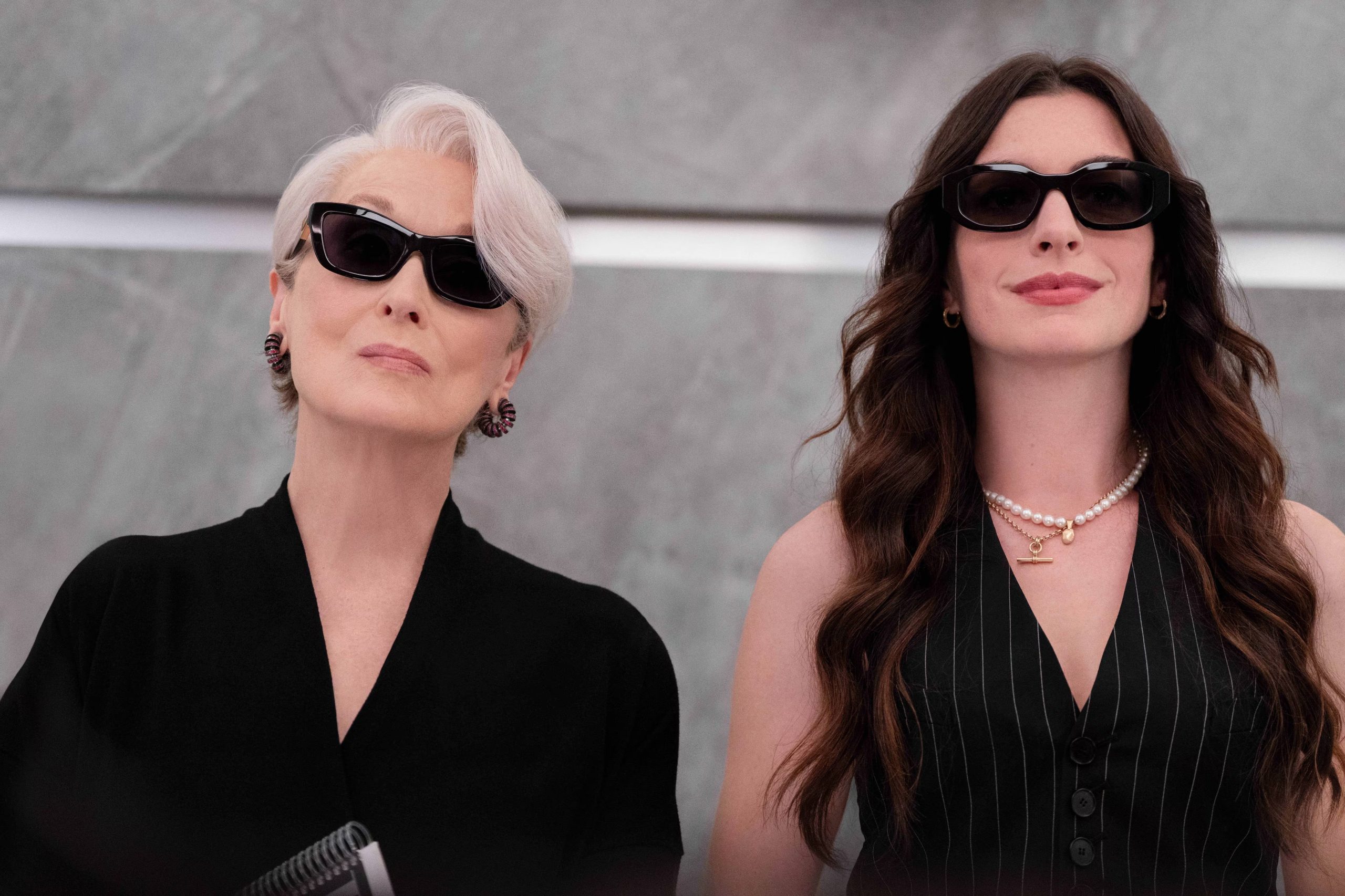 Hathaway respondió a los rumores sobre un posible estiramiento facial, atribuyó el cambio en su rostro a dos trenzas y dijo que ya no mide su estabilidad por el juicio ajeno (Macall Polay/20th Century Studios)