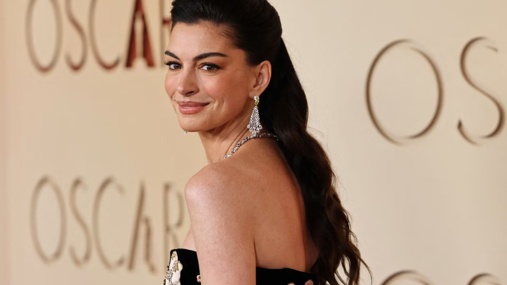 Anne Hathaway contó que tiene cinco películas en seis meses, entre ellas Mother Mary, El diablo viste a la moda 2, La Odisea y Verity (REUTERS/Daniel Cole)