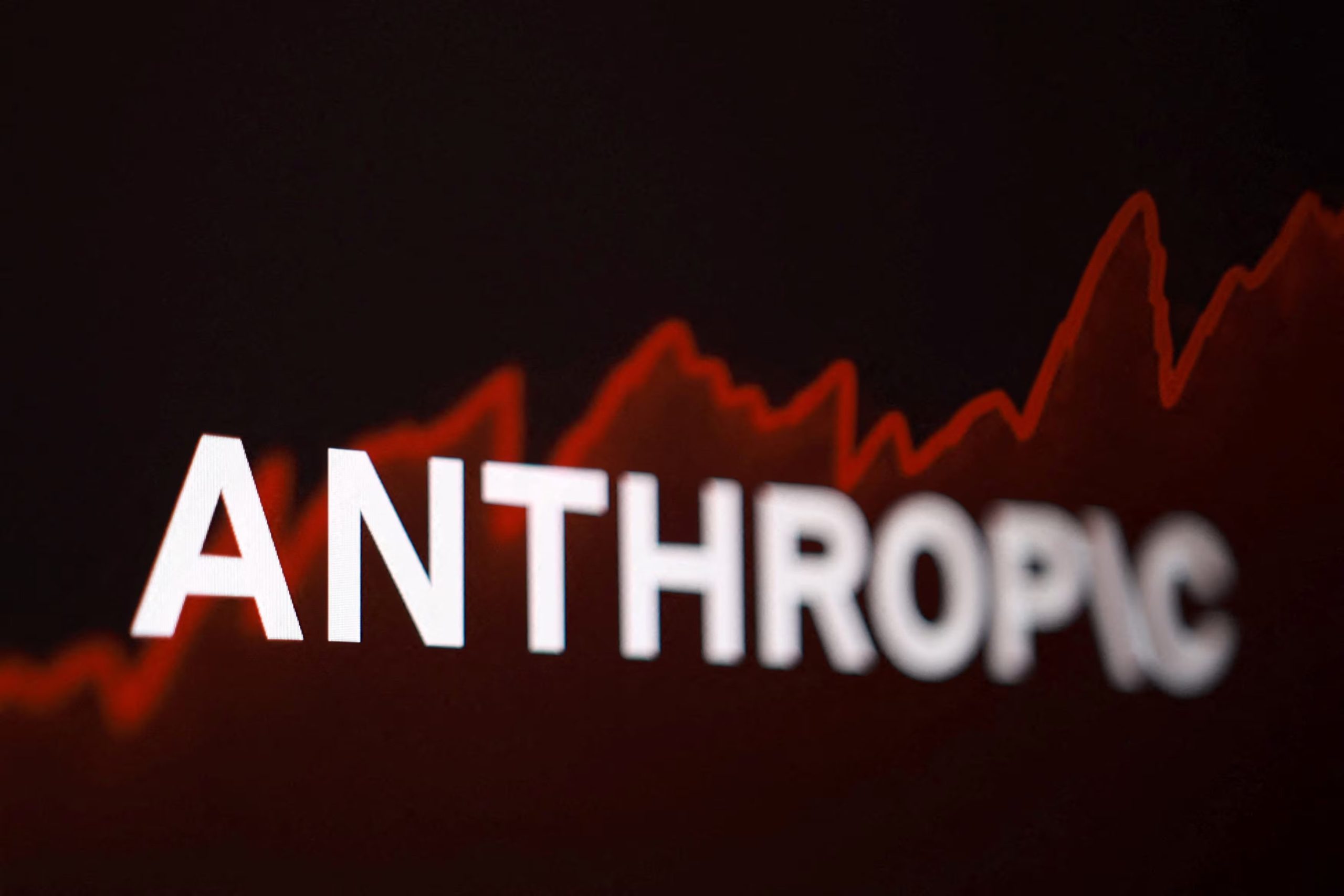La restricción afectó a usuarios de todo el mundo, no solo a extranjeros, porque Anthropic apagó el servicio completo mientras ajusta sus controles internos. REUTERS/Dado Ruvic/Illustration