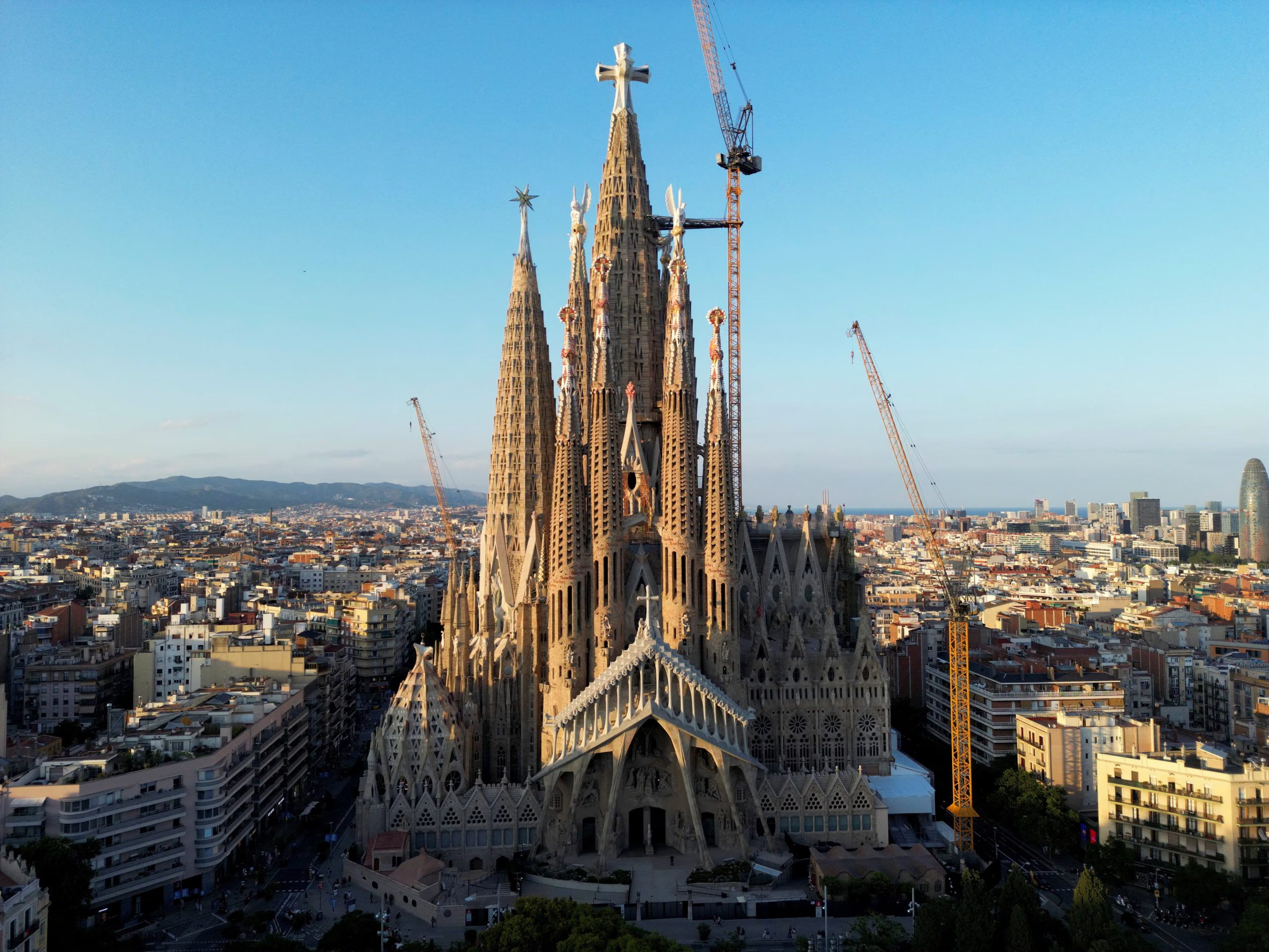 Vista desde un dron de la basílica de la Sagrada Familia, diseñada por el arquitecto catalán Antoni Gaudí, antes de la visita del papa León XIV, en Barcelona, España (REUTERS/Guillermo Martínez)