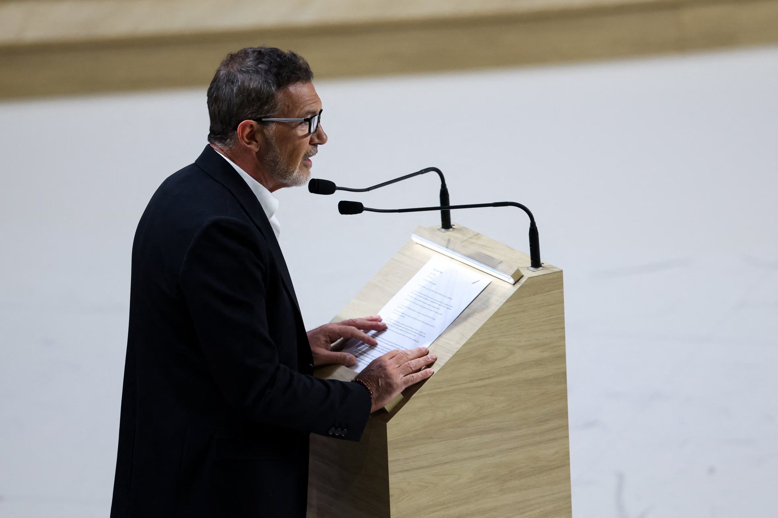 El actor Antonio Banderas pronuncia su discurso ante el papa en el Movistar Arena. (Reuters/Alejandro Martinez Velez)