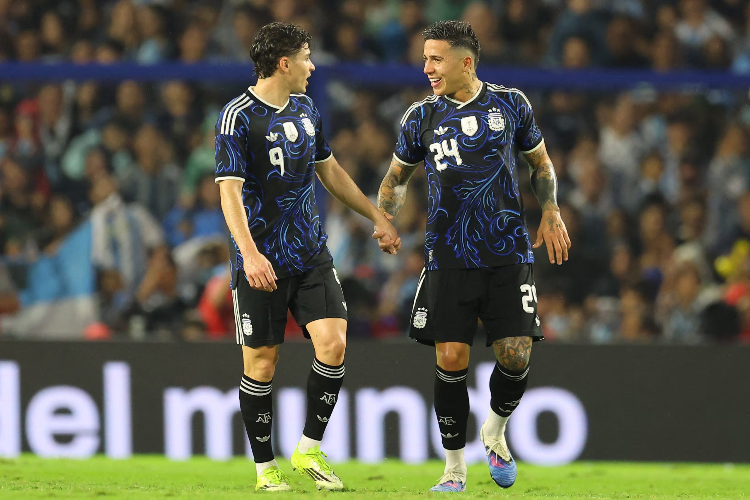 Julián Álvarez y Enzo Fernández ocupan un lugar en la lista de los mejores jugadores del Mundial (AFP)