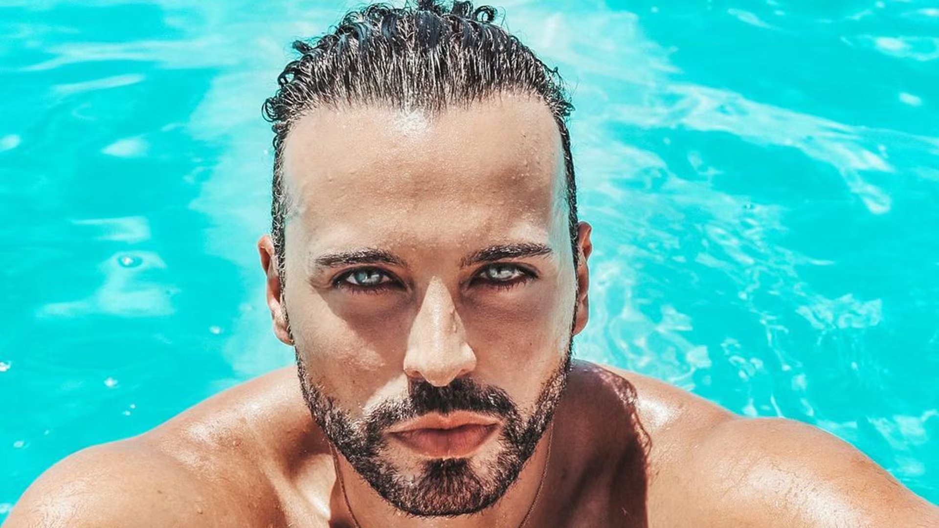 El integrante de Kabah señala la importancia de encontrar una comunidad que brinde apoyo y acompañamiento dentro del entorno artístico y social.