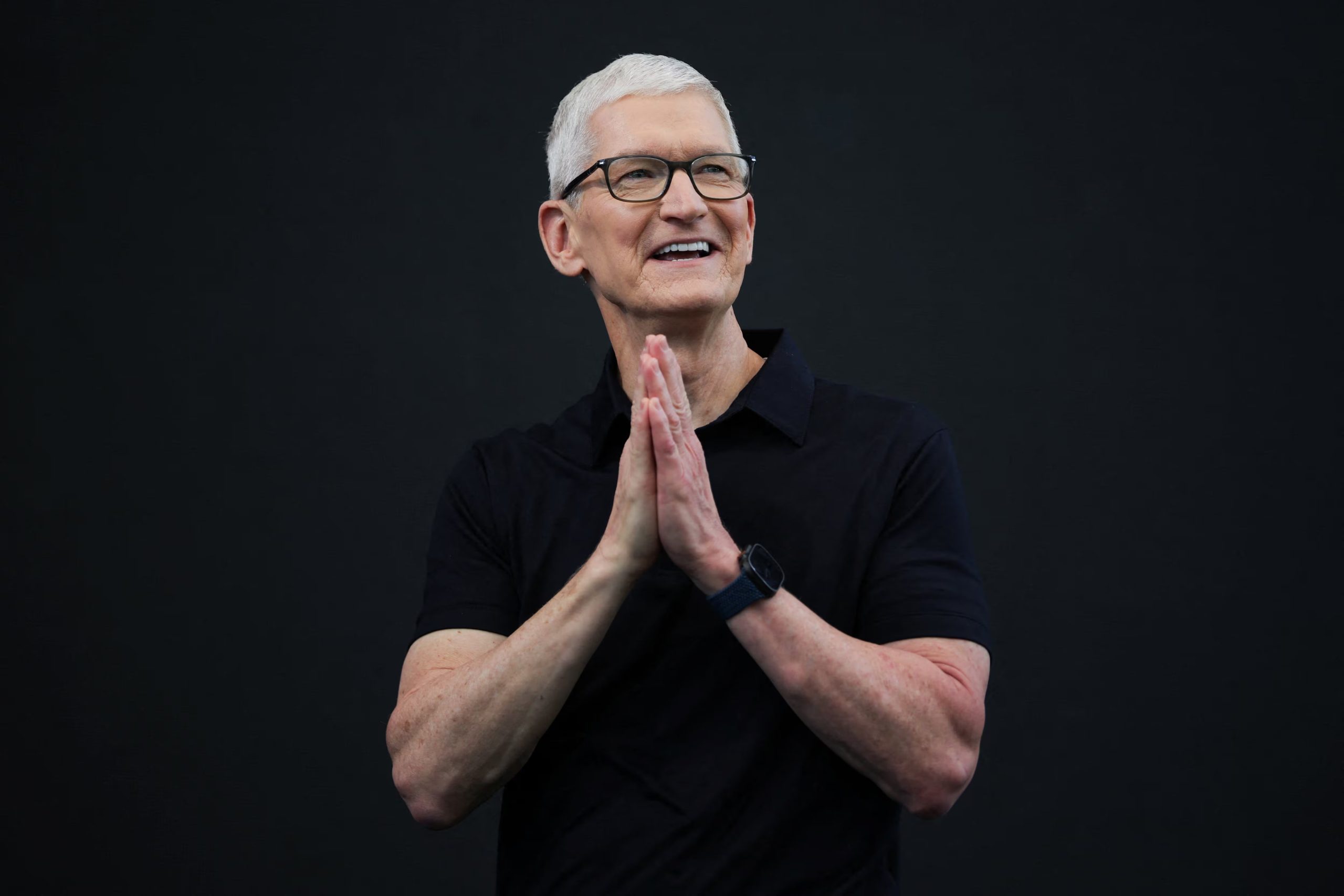Tim Cook, director ejecutivo de Apple, afirmó que la empresa ya no puede absorber los aumentos de costos impuestos por los proveedores (Reuters)