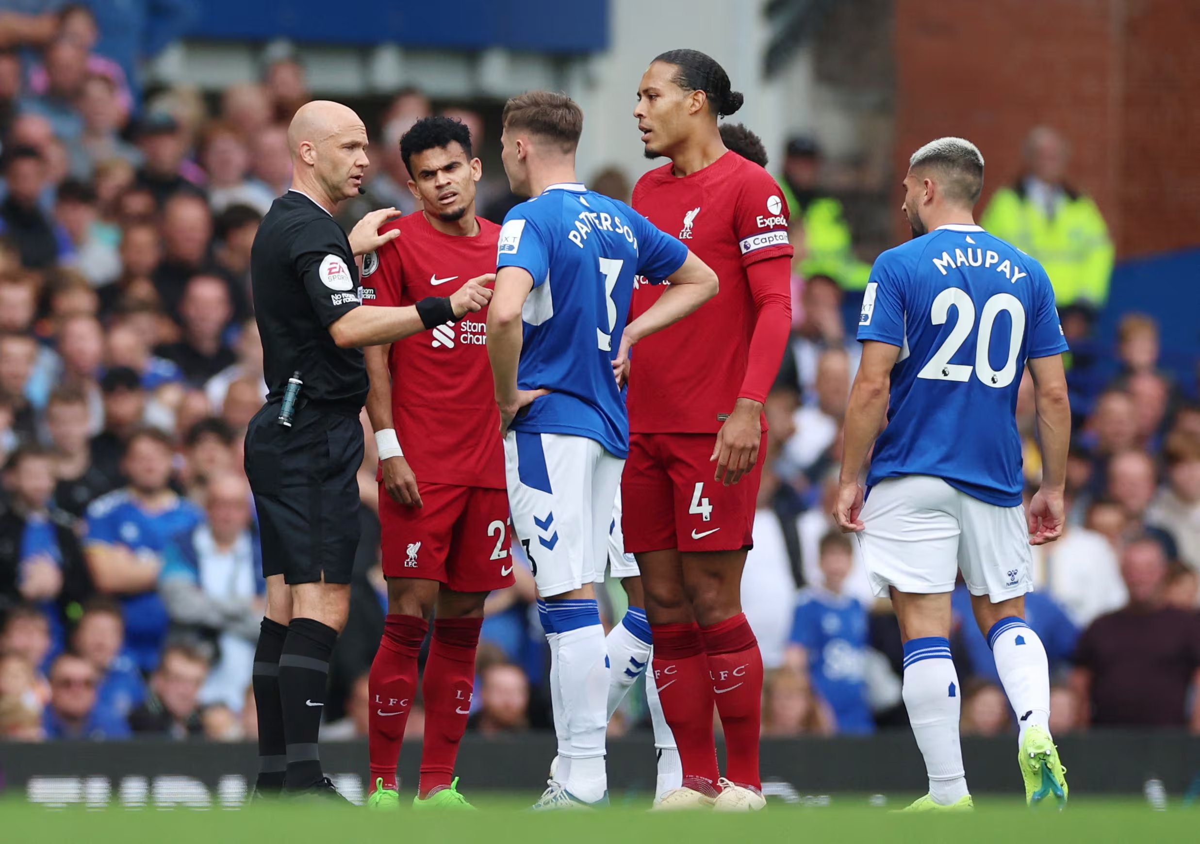 Luis Díaz tiene buenos recuerdos de sus partidos en Liverpool con Anthony Taylor como árbitro central - crédito Phil Noble/REUTERS