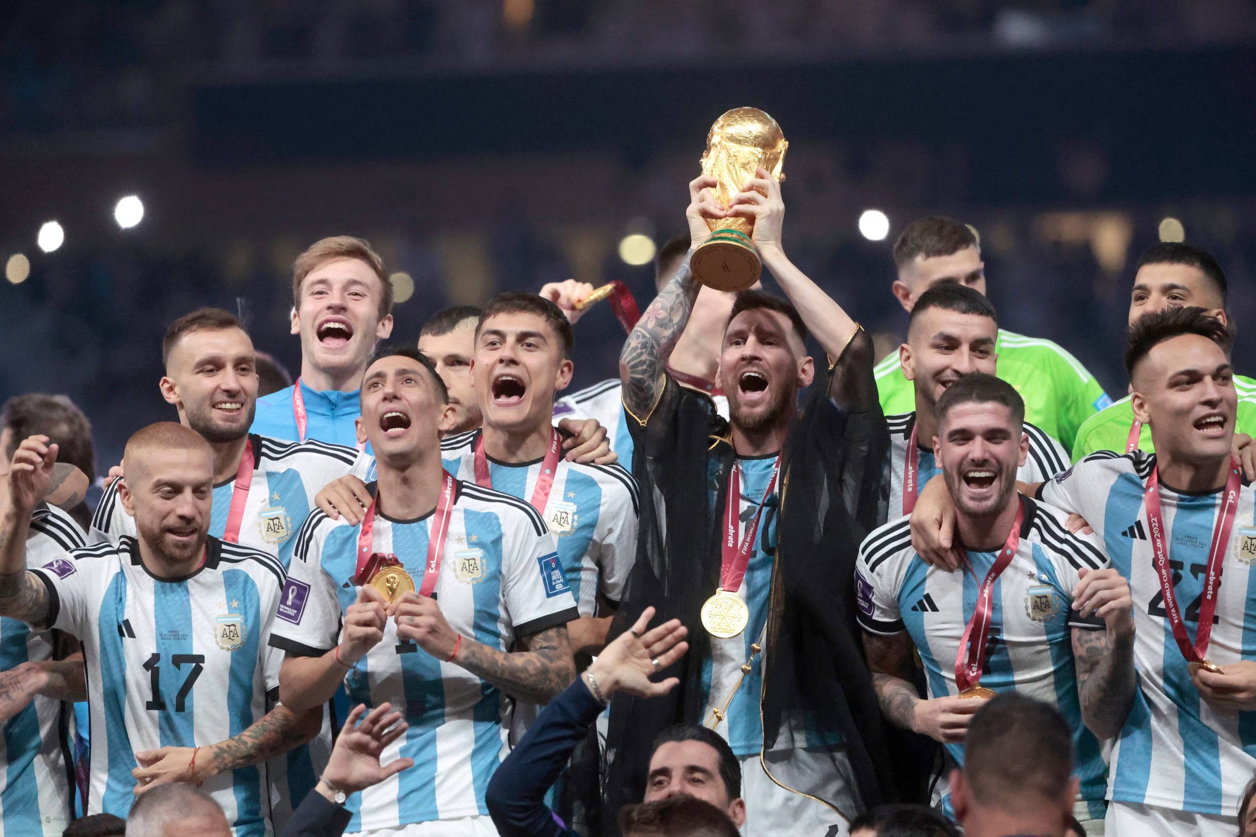 Lionel Messi (c) alza el trofeo de campeón del mundo, junto a los jugadores de la selección argentina, tras derrotar a Francia en la final de Qatar 2022. EFE/ Juan Ignacio Roncoroni