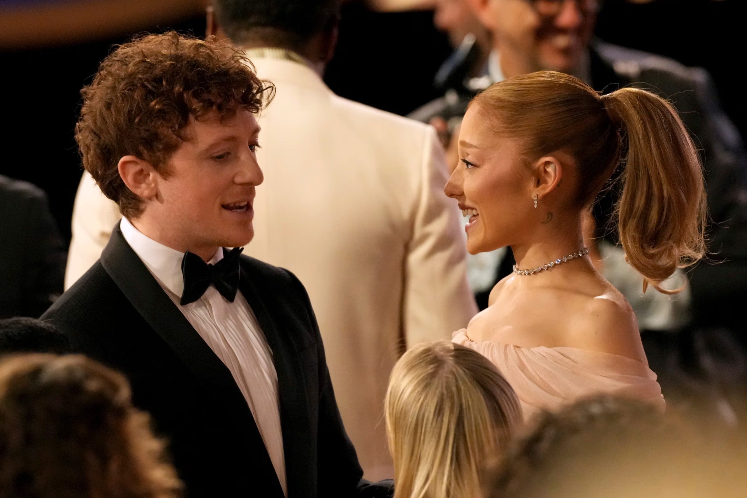 Ethan Slater y Ariana Grande siguen siendo amigos pese a la ruptura. (AP/Chris Pizzello)