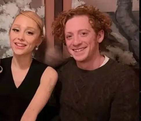 Ariana Grande y Ethan Slater decidieron formalizar su relación en 2023.
