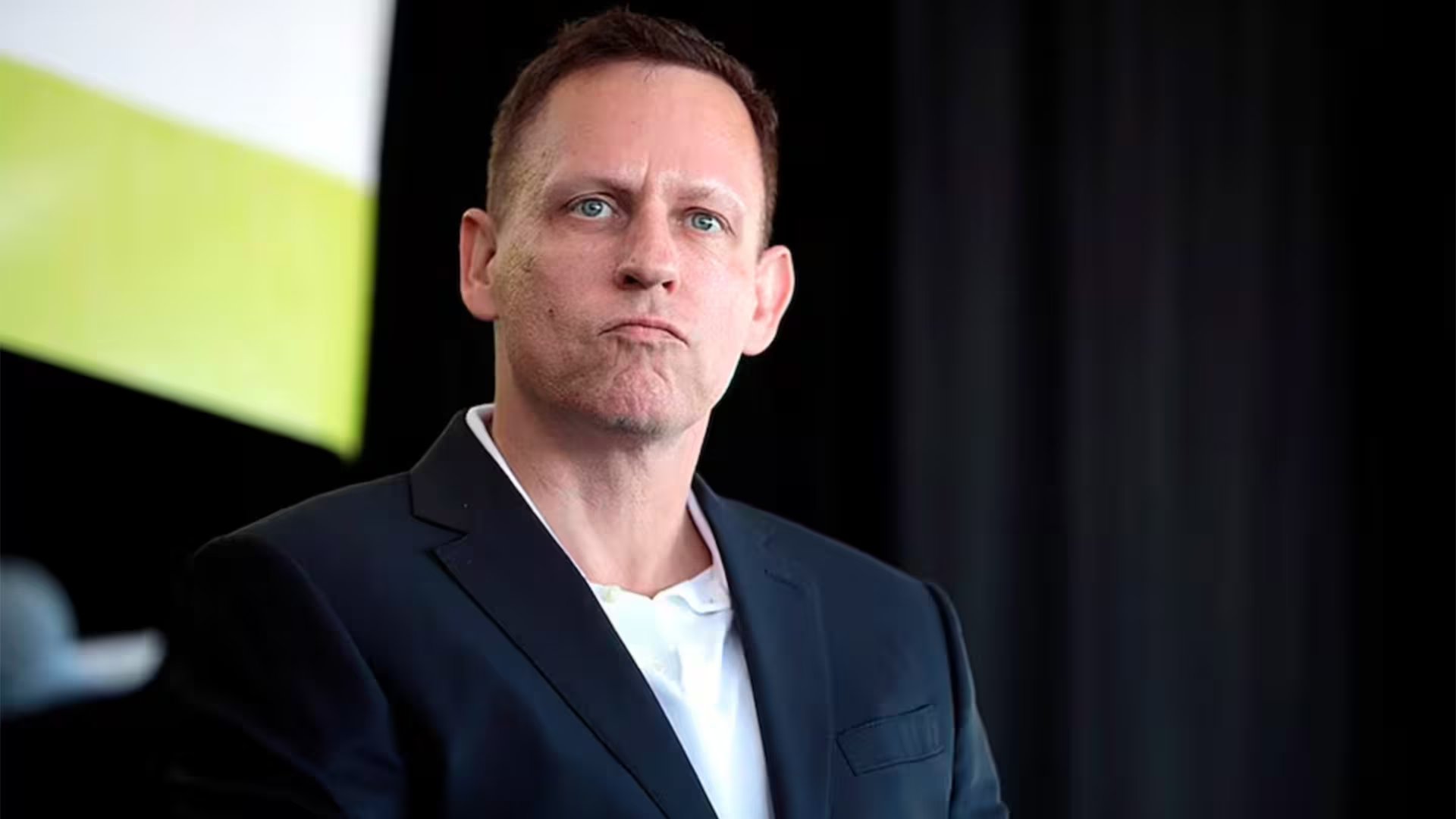 El texto plantea que en el siglo XXI infraestructuras críticas como las plataformas digitales, la IA y las redes de datos pasaron crecientemente de la órbita del Estado a corporaciones tecnológicas. Peter Thiel