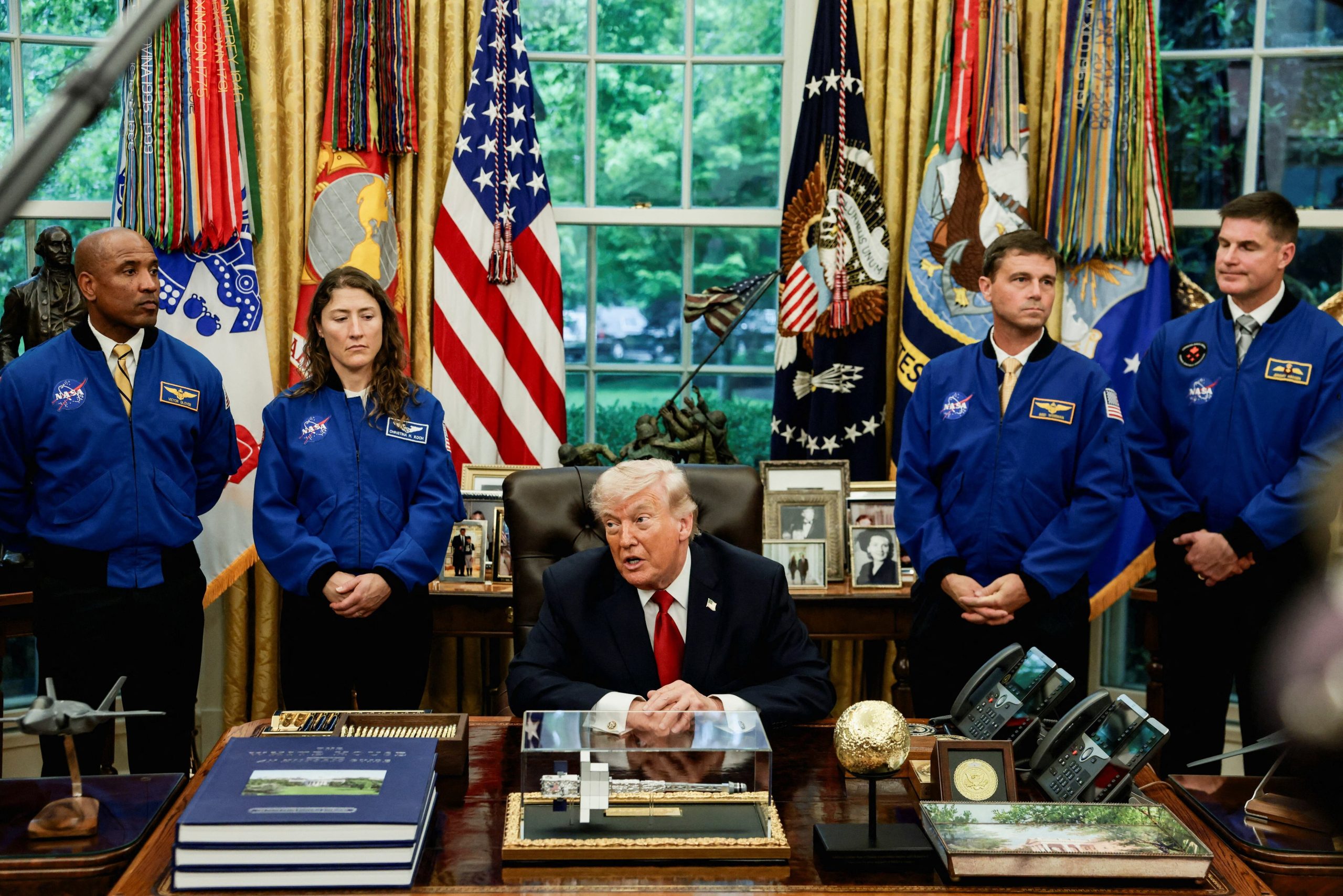 El presidente Donald Trump y el administrador Jared Isaacman confirmaron que Artemis 3 está prevista para 2027 con nuevas oportunidades de alunizaje en 2028 -
REUTERS/Evelyn Hockstein