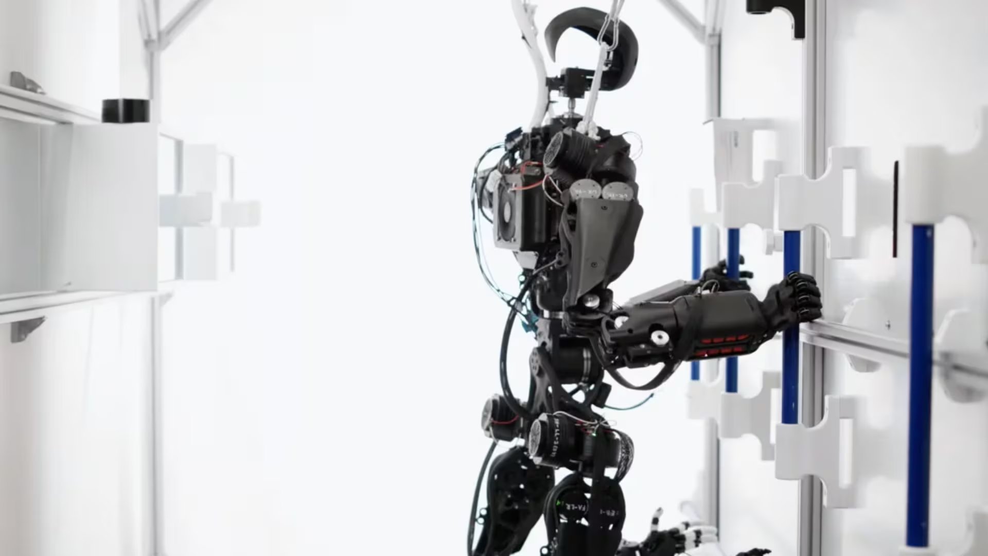 El sistema de brazos introduce un mecanismo innovador: utiliza tendones, cables y poleas accionados por motores ubicados cerca de los hombros. 
(ORBIT Robotics)