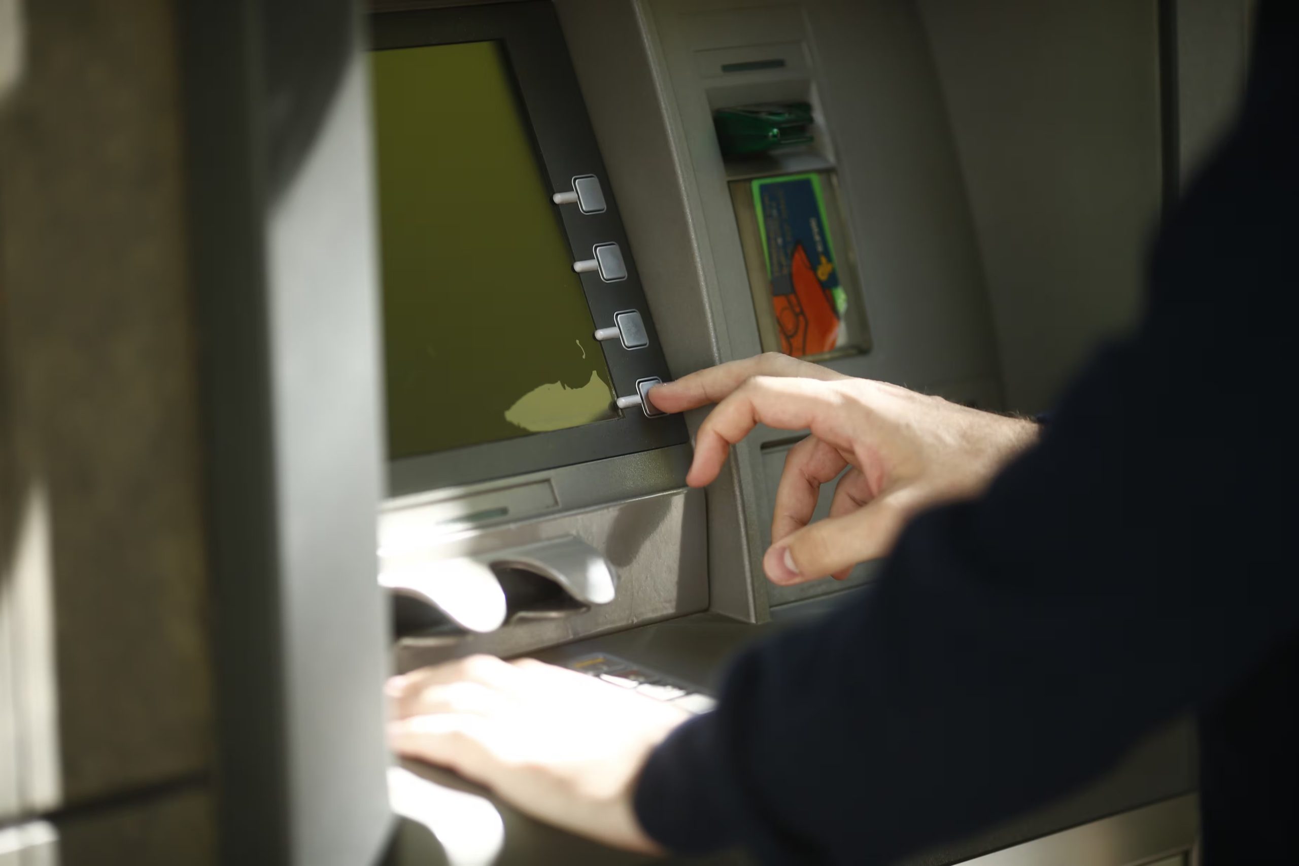 Entre las trampas en cajeros automáticos también figuran las cámaras ocultas para grabar la clave y los dispositivos que retienen los billetes en el dispensador. (Europa Press)