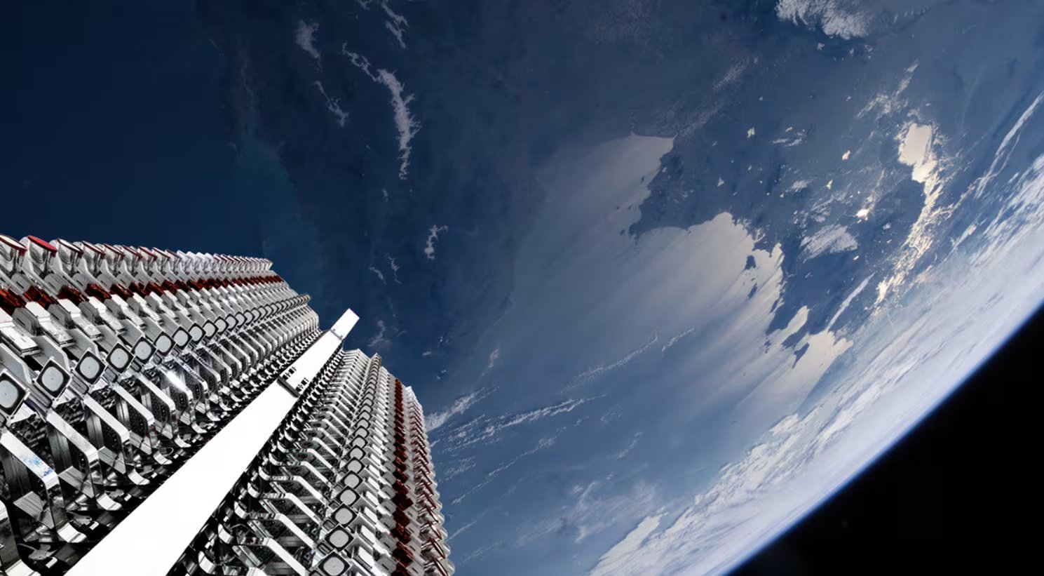 Una pila de satélites Starlink de Space Exploration Technologies Corp. se observa en órbita terrestre baja, con la curvatura de la Tierra parcialmente iluminada al fondo, expandiendo la red de internet global. (Starlink)