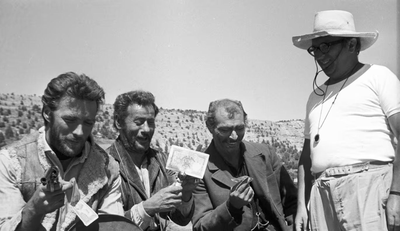 Imágenes de Clint Eastwood (izquierda), Lee van Cleef, Eli Wallach y Sergio Leone en el rodaje de 'El bueno, el feo y el malo'. (Constantin Films)