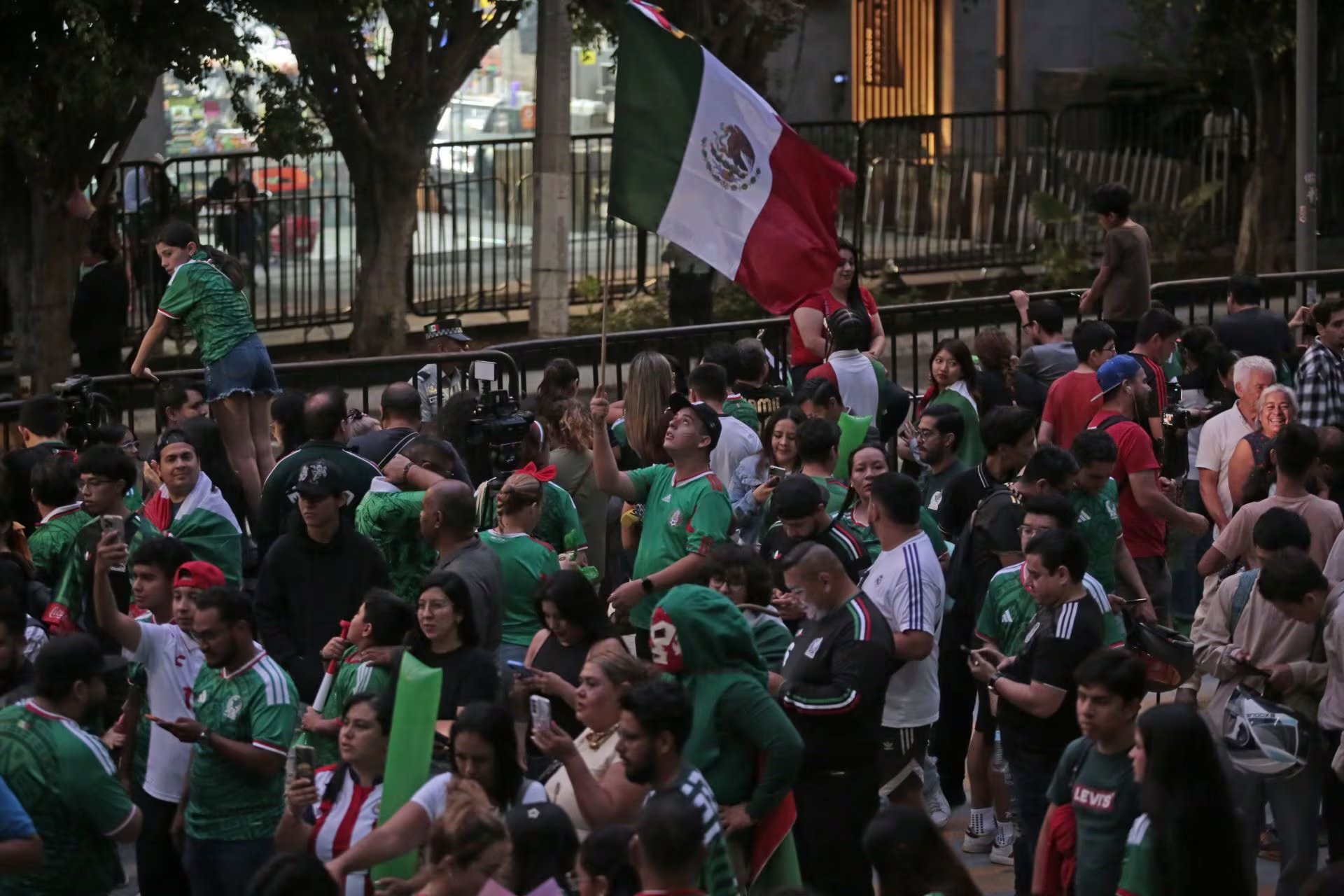GUADALAJARA, JALISCO. 16JUNIO2026.- Esta noche la Selección de Futbol de México, arribo a la ciudad para su compromiso el próximo Jueves contra Corea del Sur en la Copa Mundial Estados Unidos, México, Canadá 2026, dicho combinado se aloja en el Hotel Hilton Guadalajara Midtown a donde se dieron cita decenas de aficionados así como para presenciar su arribo.
FOTO: FOTO: FERNANDO CARRANZA GARCIA / CUARTROSCURO.COM