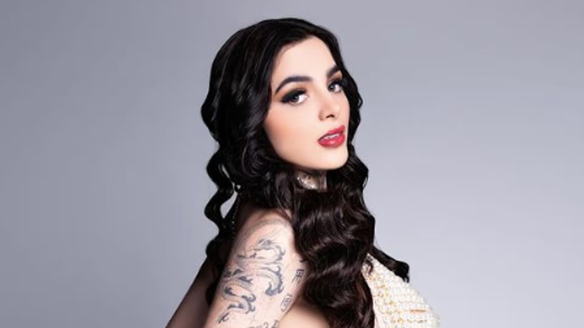 Karely Ruiz afirma que la cirugía forma parte de cerrar ciclos y comenzar una nueva etapa, y que la decisión también es emocional. (@karelyruiz.of)