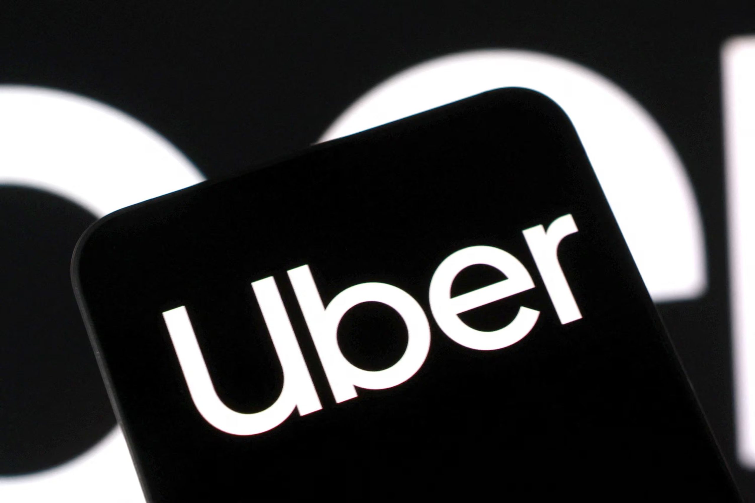 Uber empezará a apostar por la conducción autónoma. REUTERS/Dado Ruvic/Ilustración
