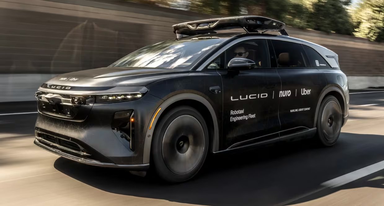 Uber empezará a usar autoseléctricos para tener su propia flota de robotaxis. (Lucid)