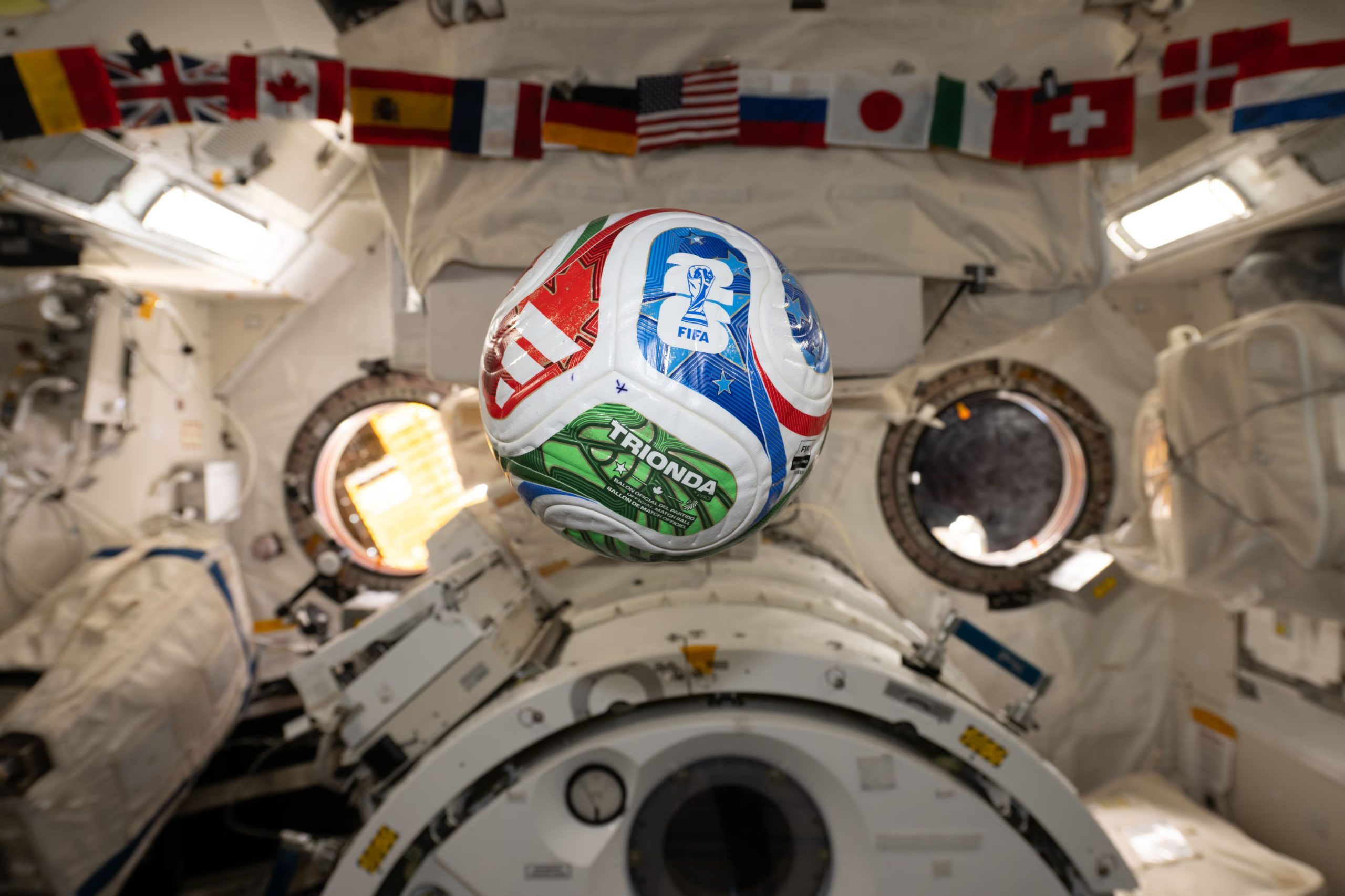 La pelota oficial del Mundial 2026 incorpora un sensor inteligente que transmite datos 500 veces por segundo mejorando la precisión del arbitraje y el VAR (NASA)
