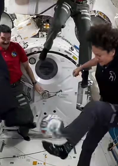 Las pruebas espaciales mostraron cómo los sensores electrónicos influyen en el rendimiento del balón y ayudan a evitar goles fantasma y fueras de juego dudosos (NASA)
