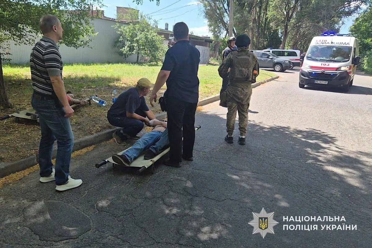 Personas heridas reciben asistencia en el lugar de un ataque con misiles rusos en Dnipró, Ucrania, el 29 de junio de 2026. El bombardeo golpeó una empresa privada, dejando al menos cinco muertos. (Policía Nacional de Ucrania/vía REUTERS)