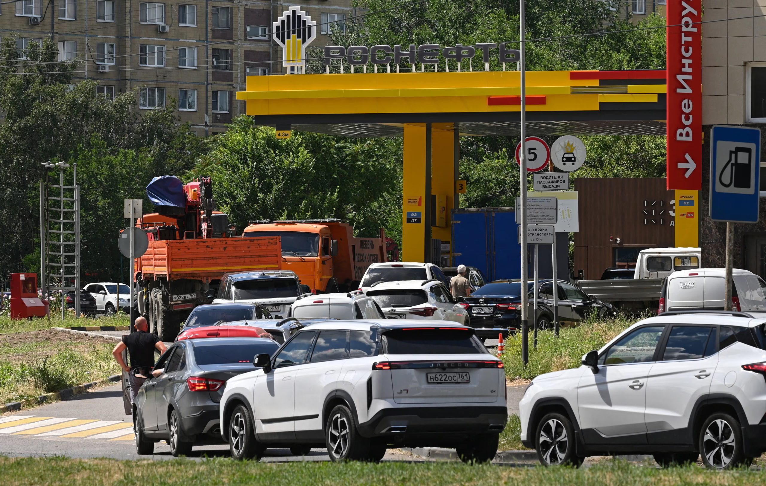 Vehículos hacen fila para cargar gasolina en una estación de Rosneft en Rostov del Don, Rusia, el 29 de junio de 2026, ante el desabastecimiento provocado por los ataques de drones ucranianos a refinerías rusas. (REUTERS)