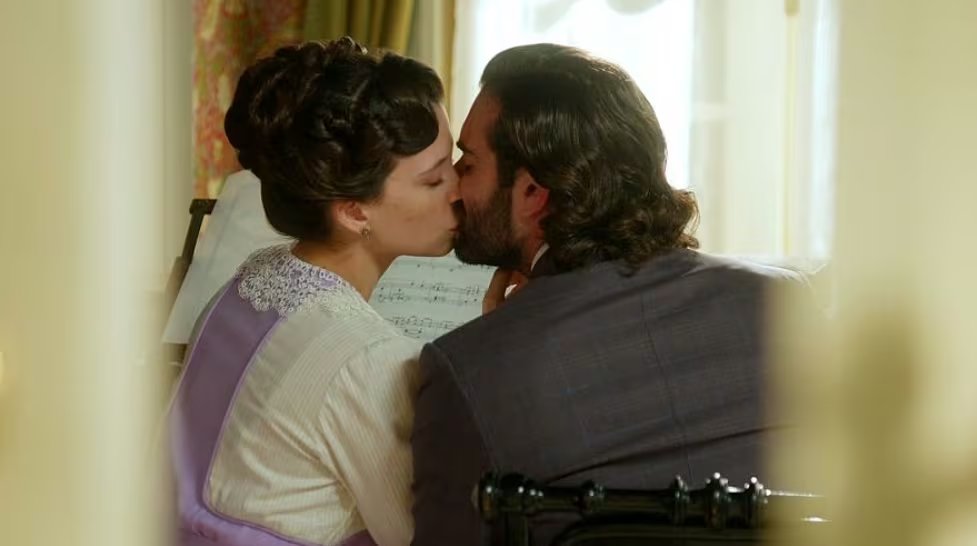 'La Promesa': Alguien ve besarse a Martina y Adriano. (RTVE)