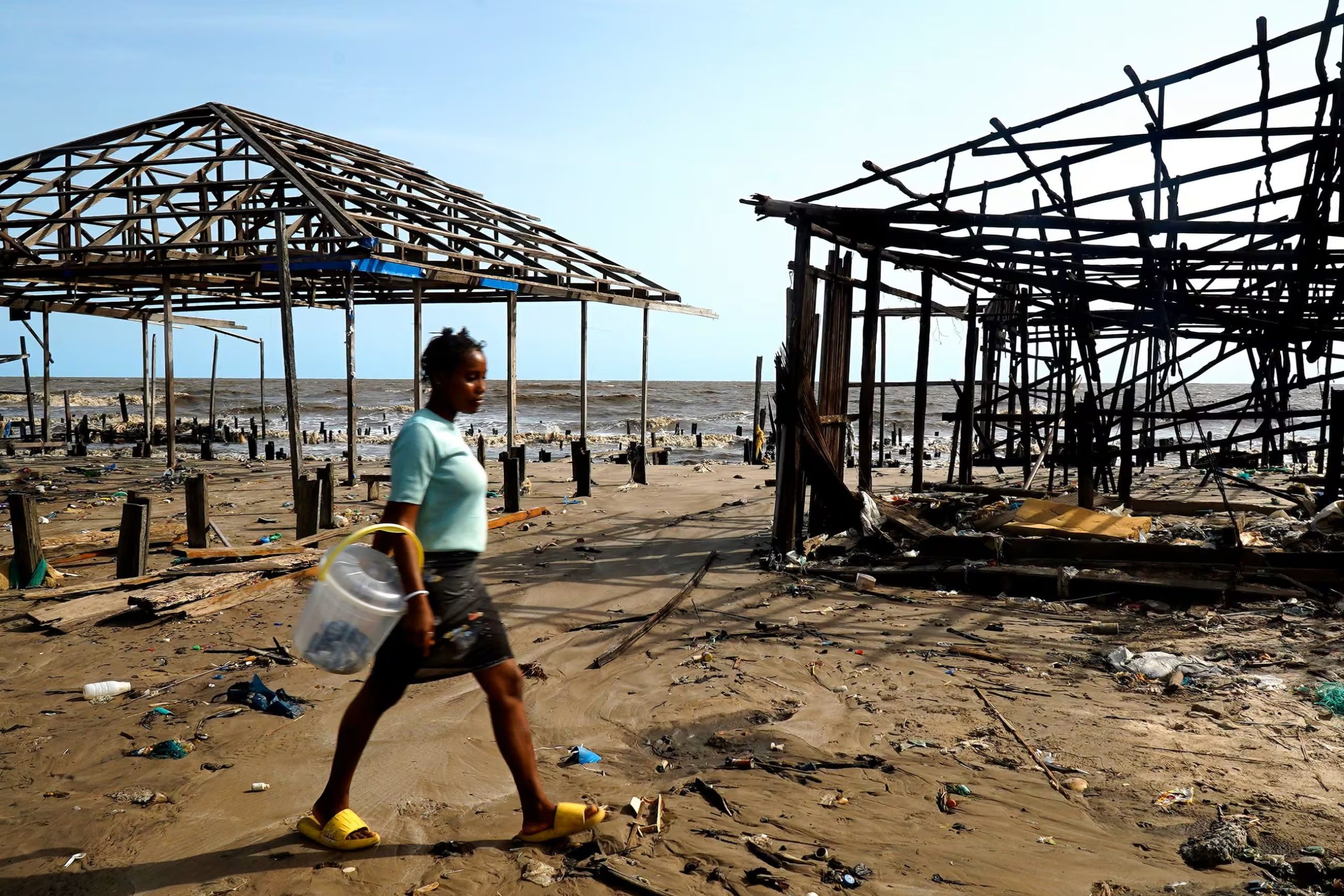 investigaciones ambientales ubican el avance del Atlántico sobre Ayetoro, en Ondo, y alertan por la pérdida de servicios básicos y fuentes de trabajo(Dan Ikpoyi/AP)