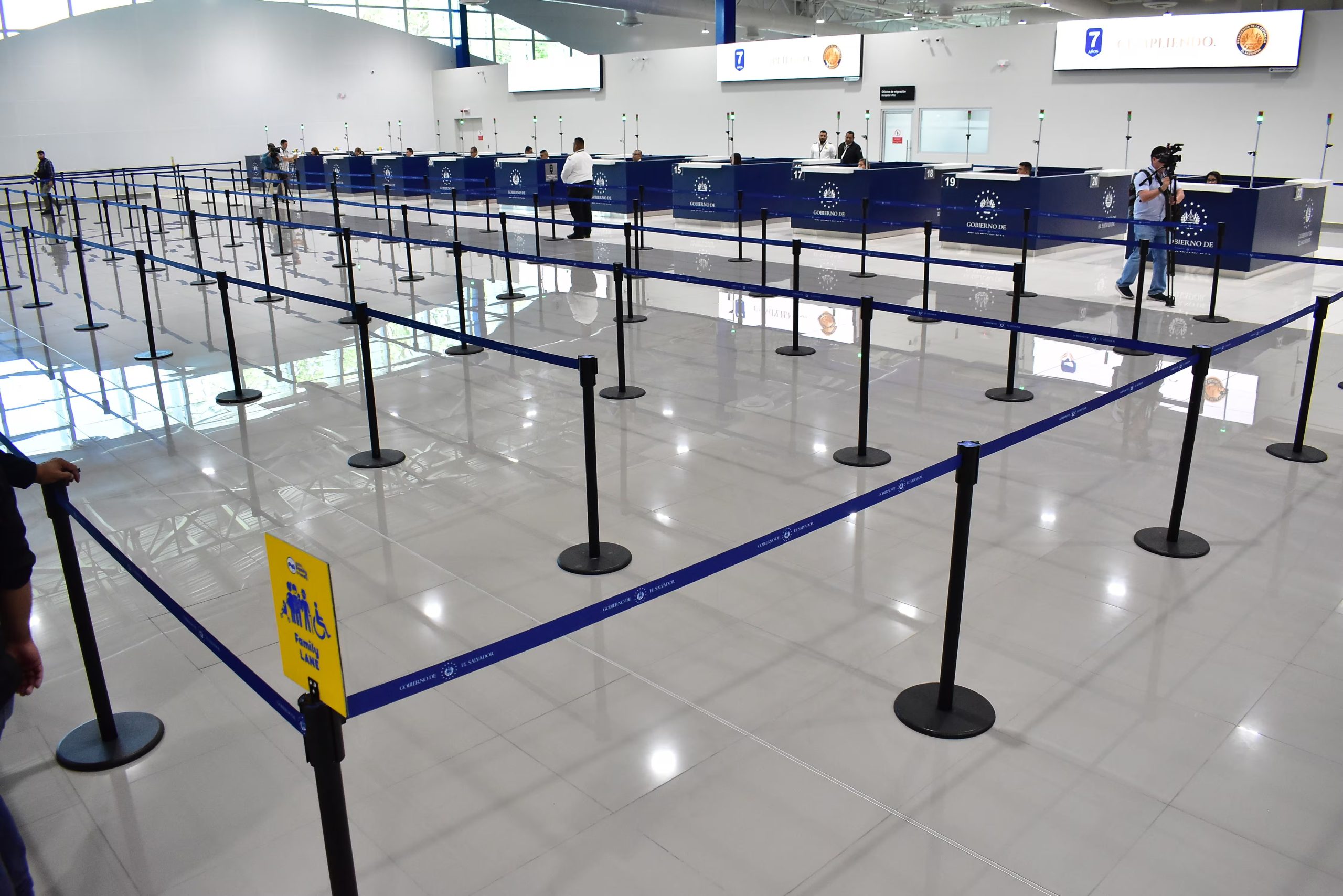 Marc Augé llamó no-lugares a los espacios de circulación donde pasamos sin arraigar: los aeropuertos, hoteles de cadena, hospitales, centros comerciales o autopistas (Infobae Centroamérica/Emerson Del Cid)