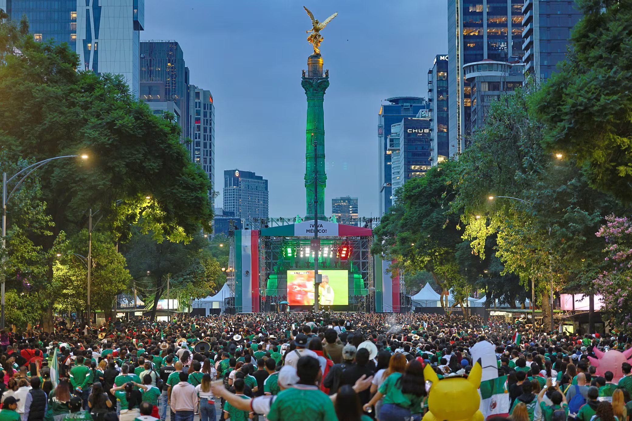 La jefa de Gobierno celebró en redes el triunfo sobre República Checa mientras el Ángel de la Independencia volvía a convertirse en el centro del festejo capitalino con banderas, playeras y cánticos. (@ClaraBrugadaM)