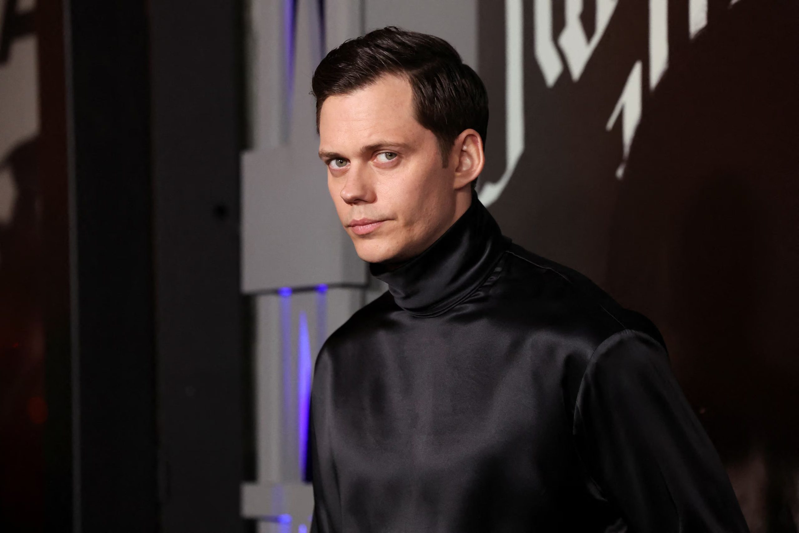 Bill Skarsgård reveló que su familia mantiene un grupo de mensajes llamado The Baldwins, donde conviven las críticas y el apoyo entre Stellan, Alexander y Gustaf Skarsgård (REUTERS/Mario Anzuoni)