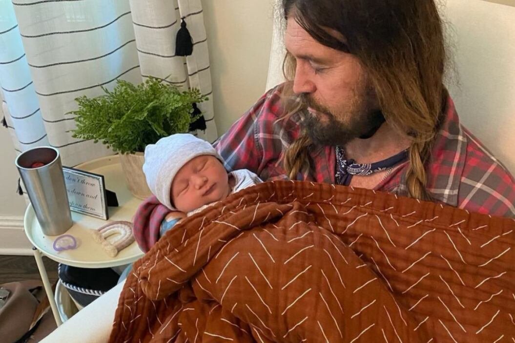 Billy Ray Cyrus aseveró que su nieto lo impulso a seguir mejorando. (Instagram)