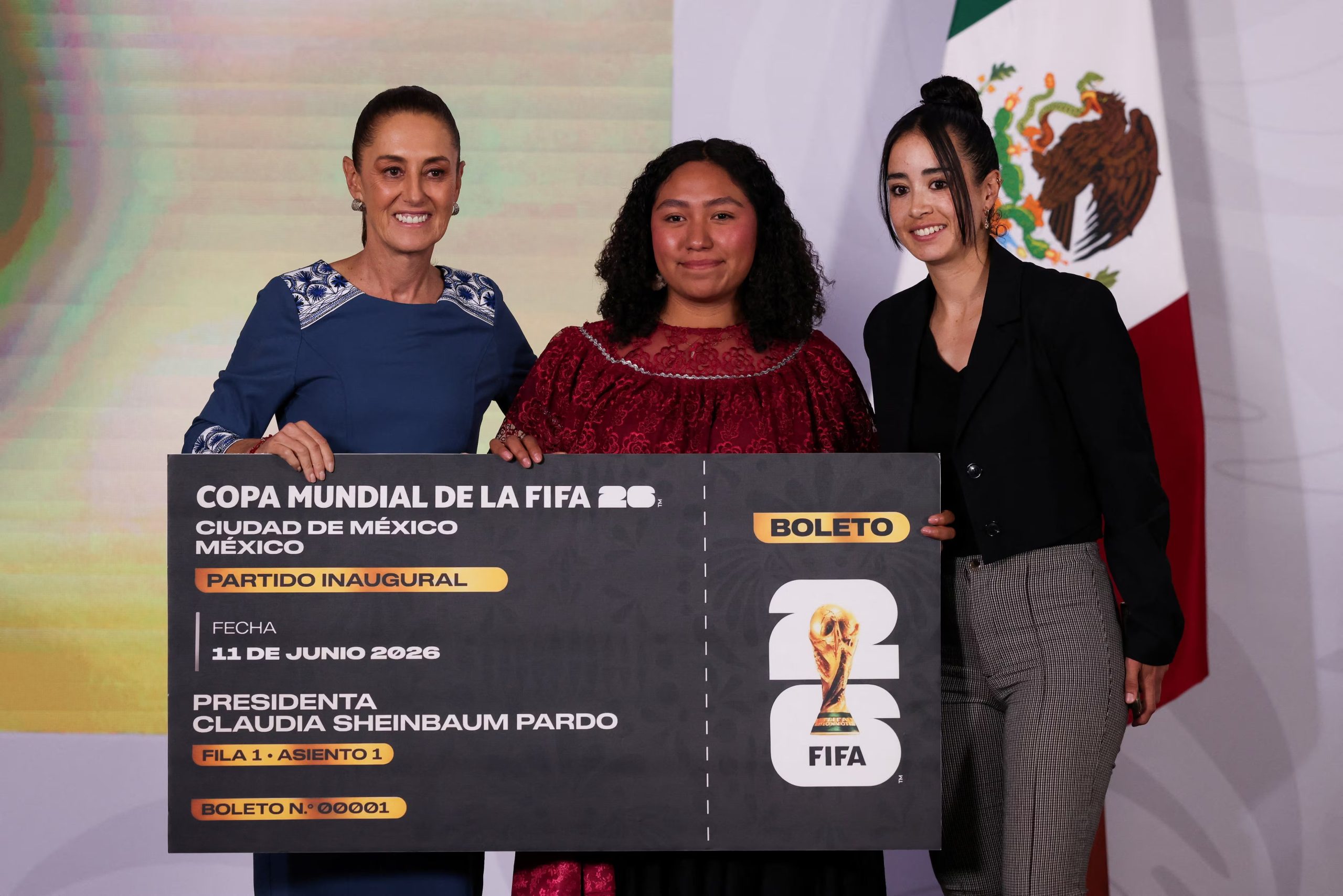 La joven veracruzana supera a más de 1,000 finalistas en una convocatoria del gobierno mexicano y asiste como invitada especial al Estadio Azteca, donde presencia el triunfo de México sobre Sudáfrica en el debut del torneo. REUTERS/Quetzalli Nicte-Ha