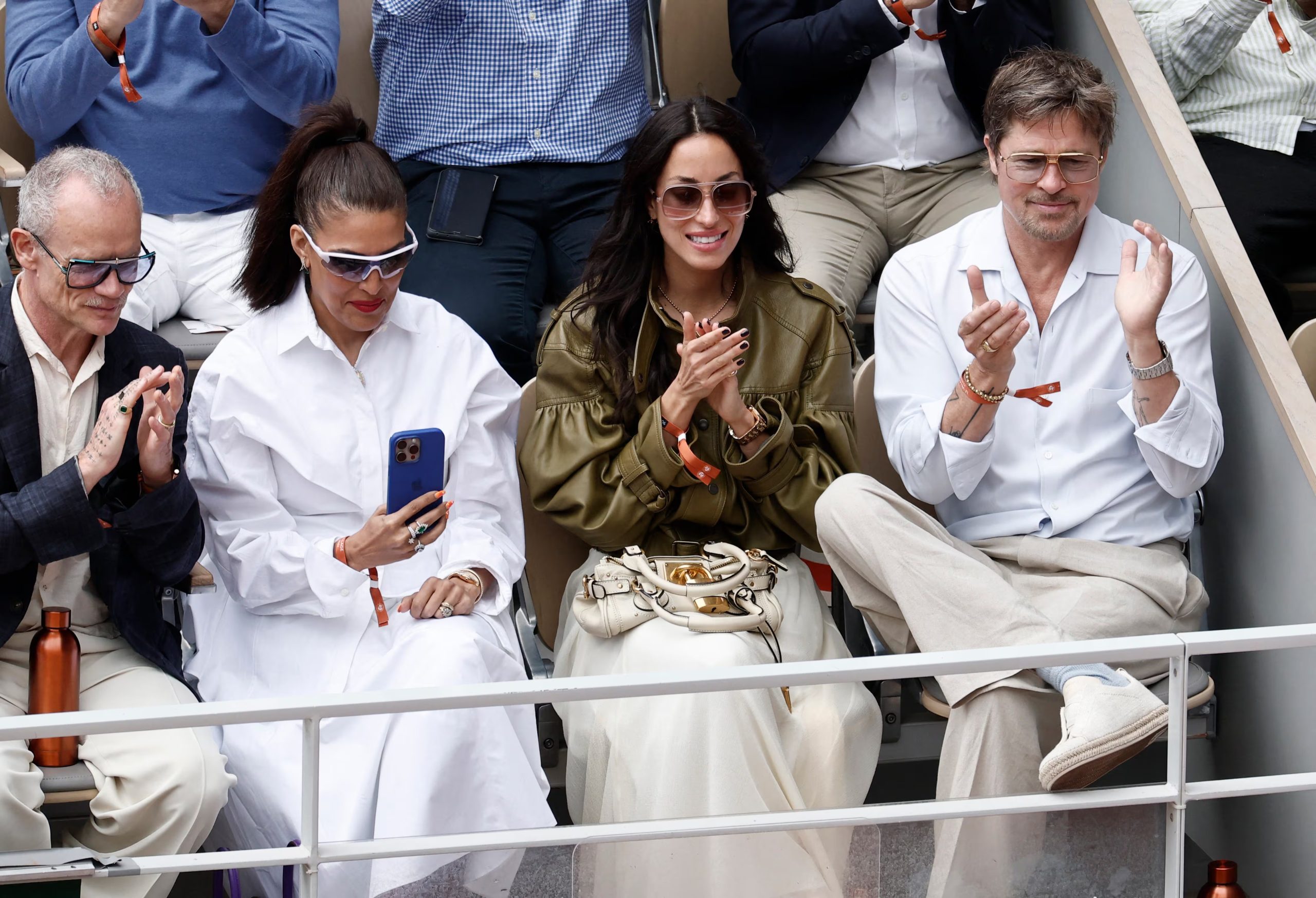 La pareja se sentó junto a Flea, bajista de Red Hot Chili Peppers, y su esposa, la diseñadora Melody Ehsani (REUTERS/Benoit Tessier)