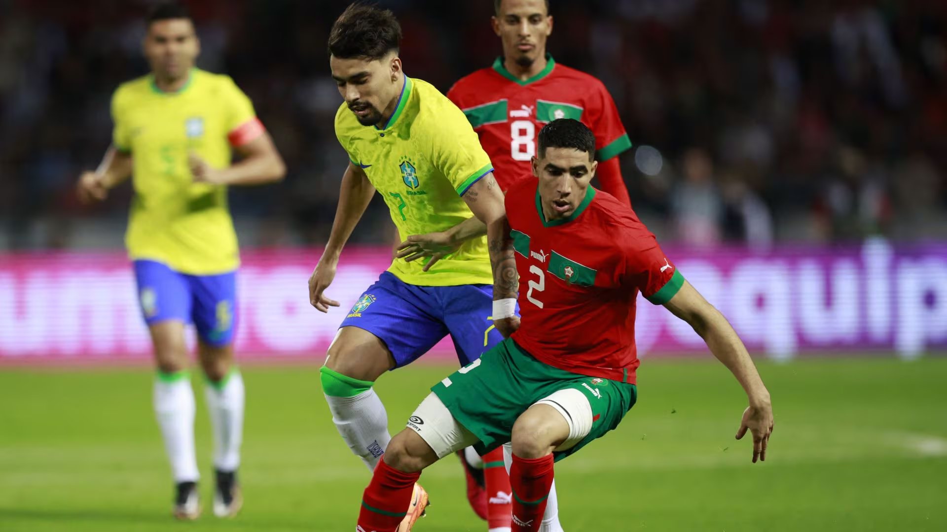 Lucas Paquetá y Acraf Hakimi disputando una pelota-crédito Reuters