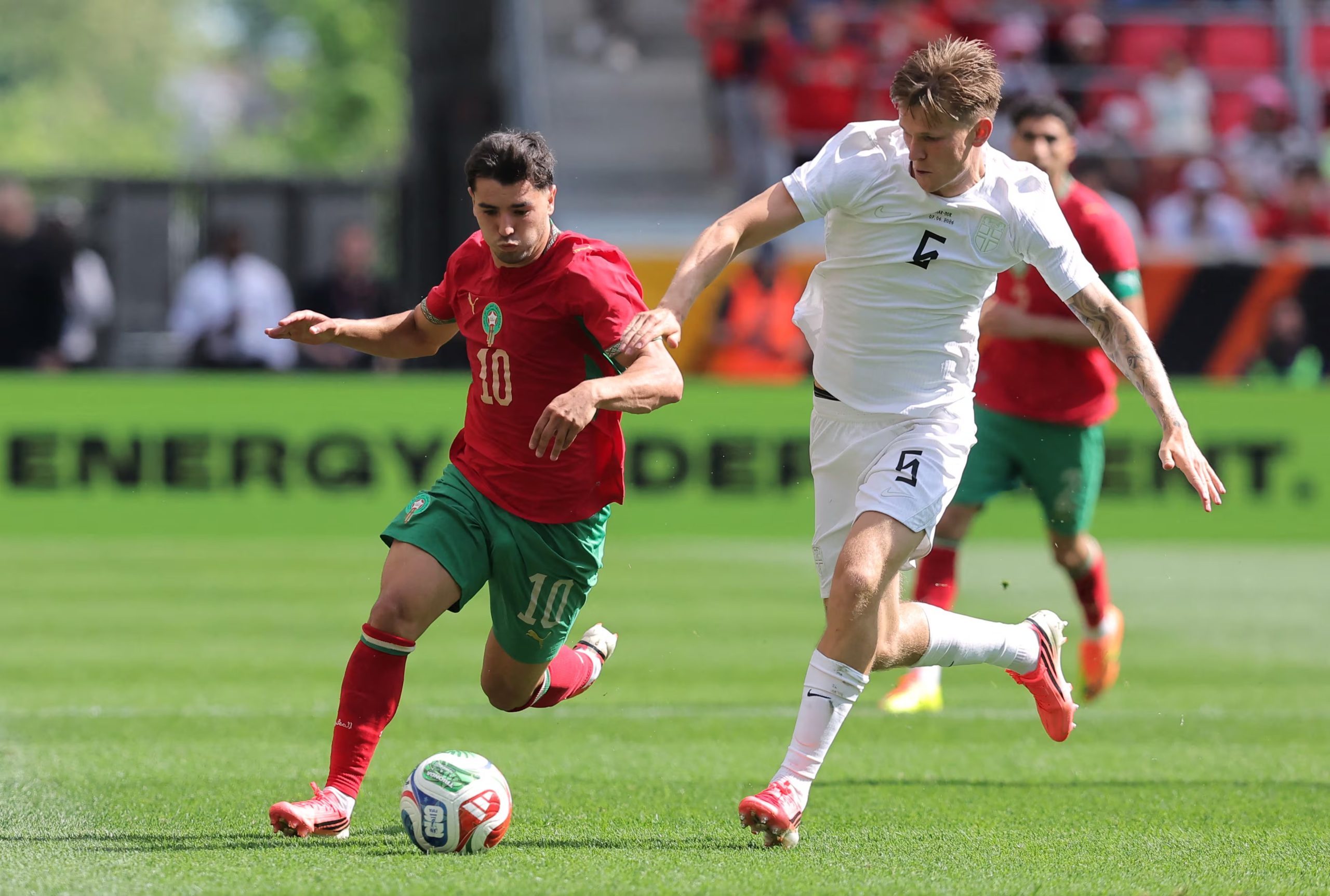 Brahim Diaz siendo marcado por David Moller en un amistoso entre Noruega y Marruecos-crédito Wolfe IMAGN IMAGES via Reuters/Brad Penner
