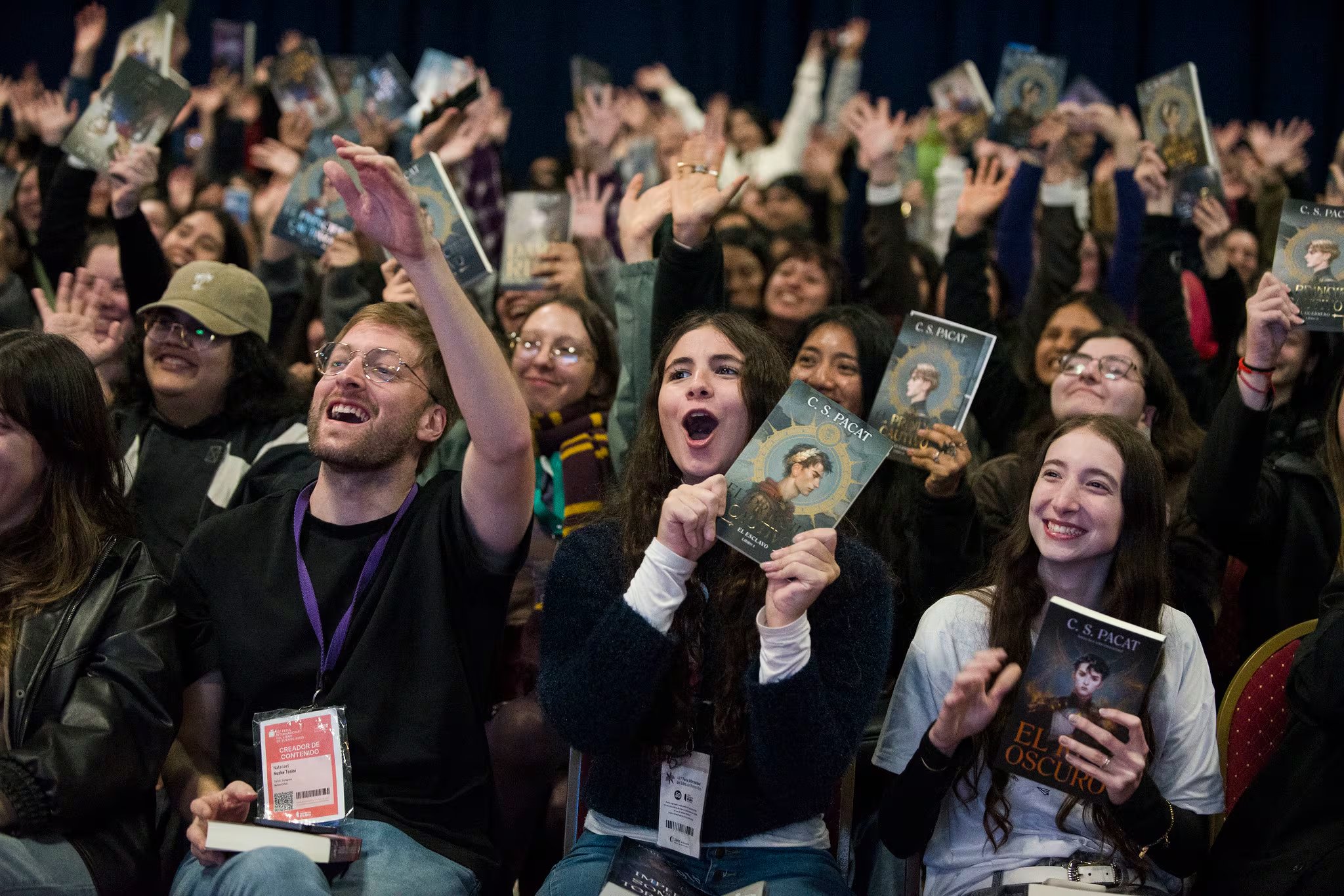 C.S. Pacat convirtió más de 100 rechazos editoriales en el éxito global de la trilogía queer Príncipe cautivo - (Gentileza Urano World)