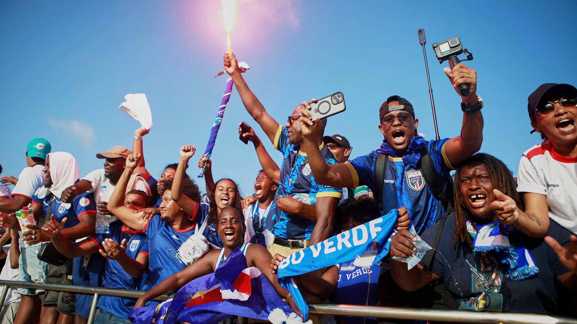 La afición de Cabo Verde celebra el pase al Mundial 2026. (AP Photo/Cristiano Barbosa)
