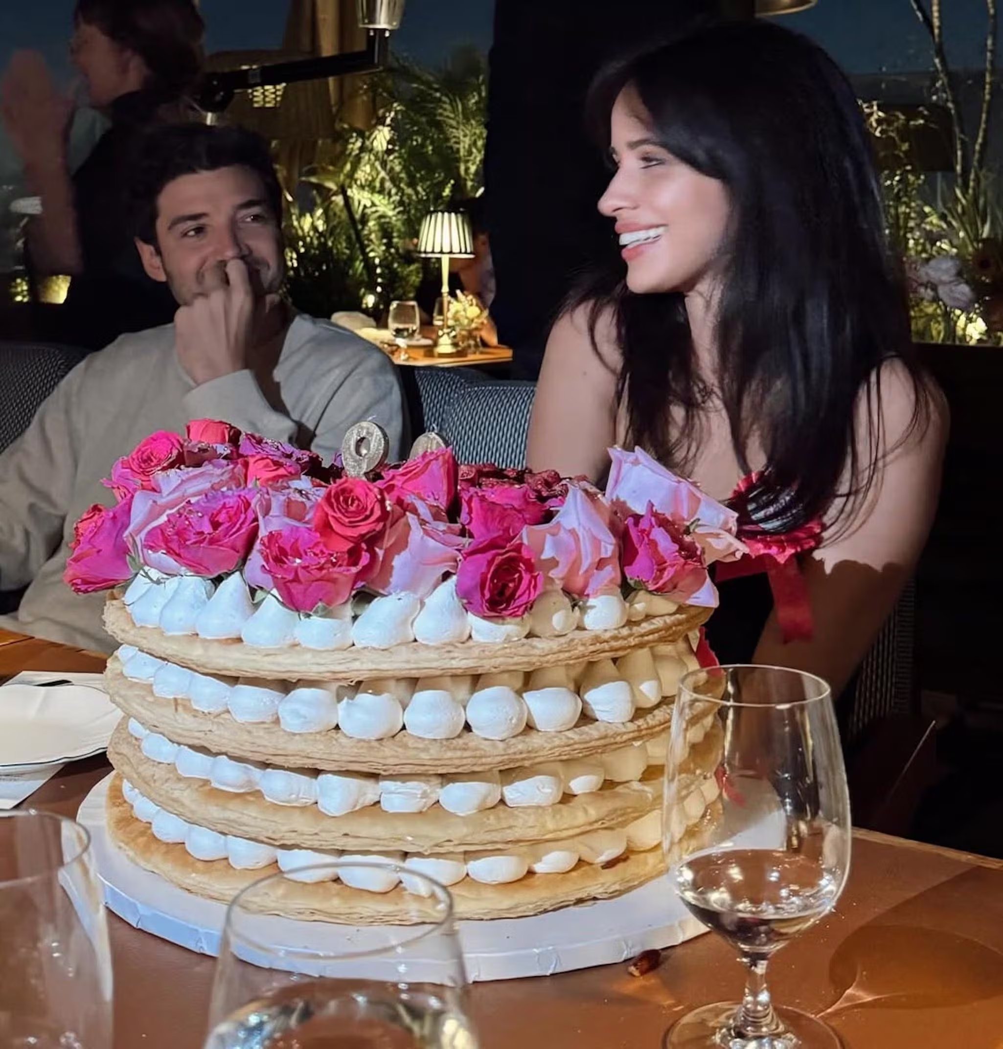 Una fotografía del cumpleaños número 29 de Camila mostró a Chalhoub observándola con admiración durante la celebración.(Instagram)