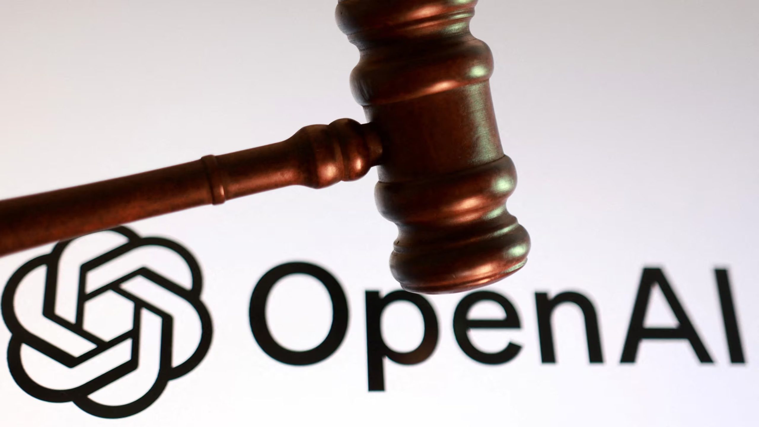 En esta ilustración, tomada el 26 de agosto de 2025, aparecen el logotipo de OpenAI y el mazo de un juez (REUTERS/Dado Ruvic/Ilustración)