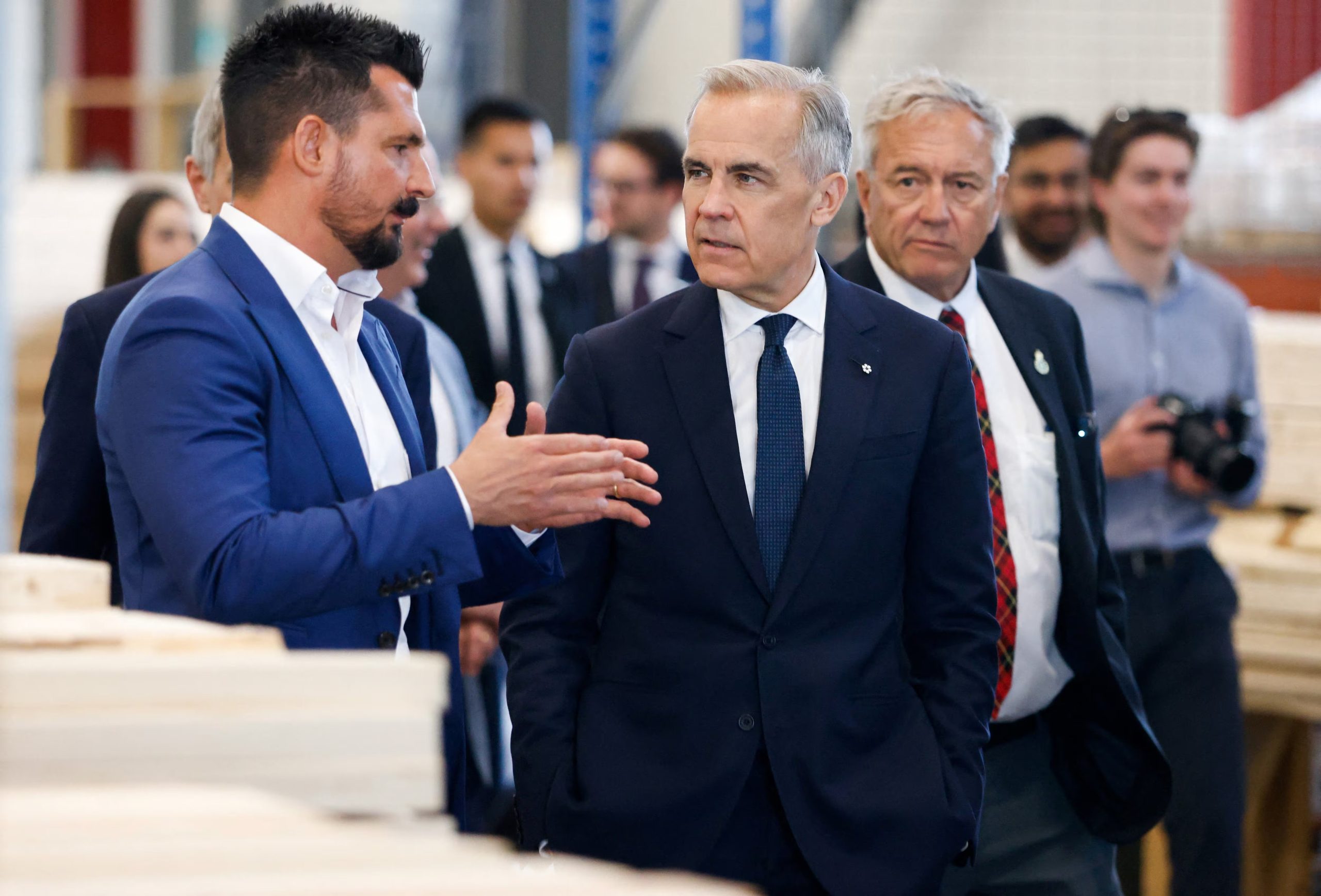 El primer ministro de Canadá, Mark Carney, conversa con el cofundador y director ejecutivo de Caivan, Frank Caito, durante su visita a la empresa Caivan Advanced Building Innovation Company (ABIC) en Ottawa, Ontario, Canadá, el 1 de junio de 2026 (REUTERS/Patrick Doyle)