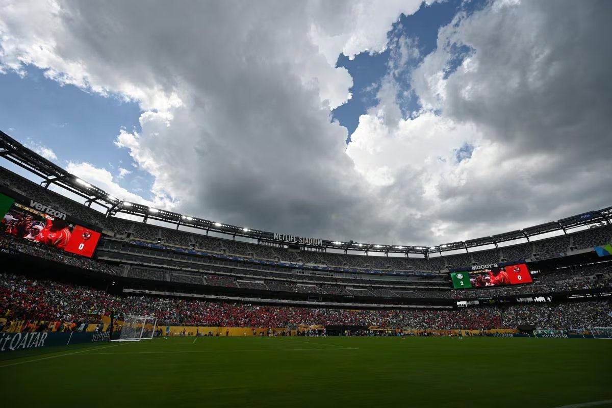 Las autoridades desplegaron 530 autobuses de contingencia cerca de Penn Station y limitaron el acceso de vehículos particulares al estadio, con estacionamiento en American Dream por USD 225 (REUTERS)