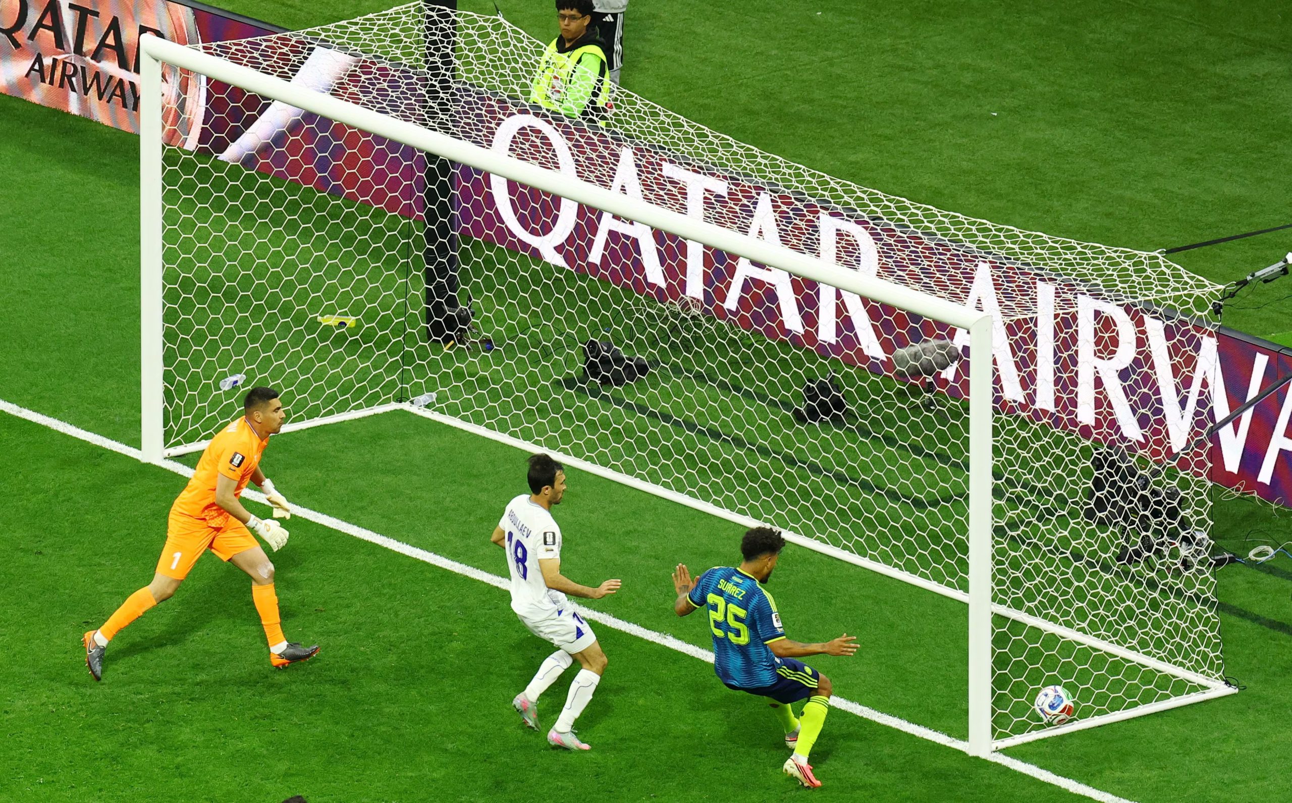 Luis Díaz anotó el segundo gol para Colombia, y en la imagen se ve a Luis Javier Suárez celebrando la anotación ante los uzbekos-crédito Henry Romero/REUTERS