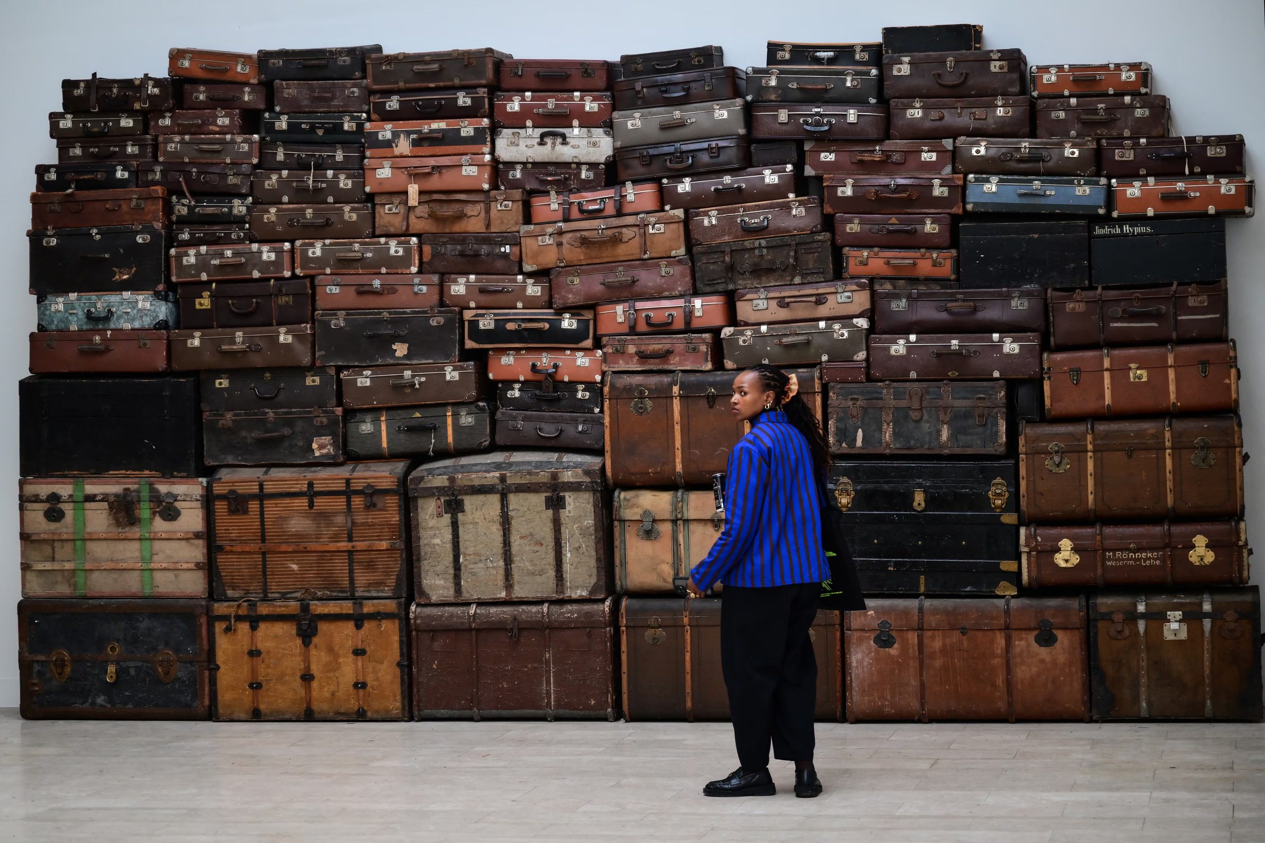 La protesta reúne a más de 60 artistas, colectivos y herederos de la exposición principal “In Minor Keys” de Koyo Kouoh (MARCO BERTORELLO / AFP) 