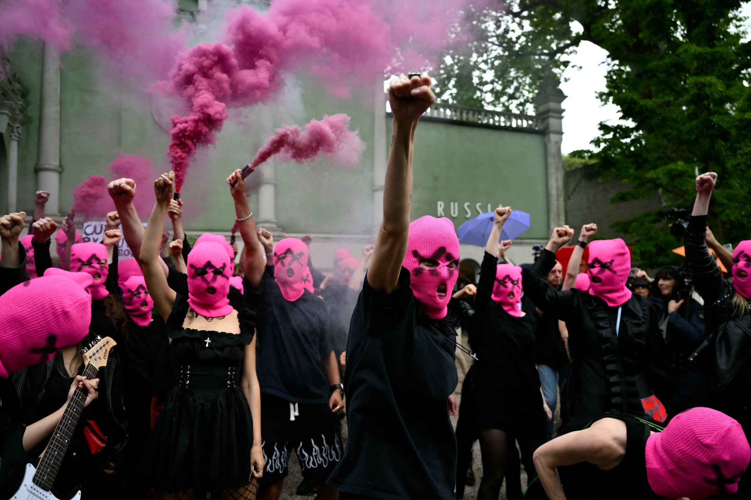 Activistas del movimiento internacional de mujeres FEMEN y de Pussy Riot protestan contra la participación de Rusia en la Bienal de Venecia, frente al pabellón ruso, el 6 de mayo de 2026 en Venecia. (Foto de Marco BERTORELLO / AFP)
