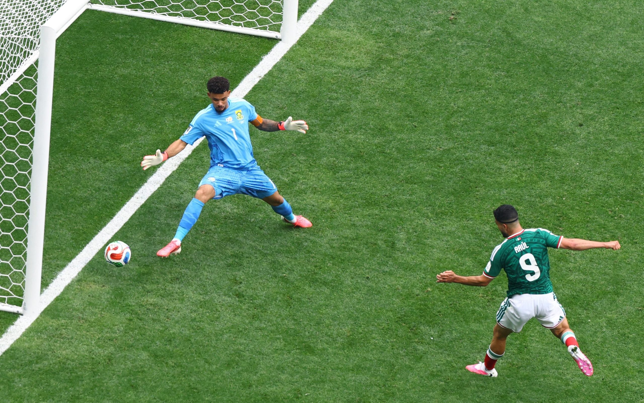 Raúl Jiménez anota su primer tanto en un Mundial (REUTERS/Raquel Cunha)
