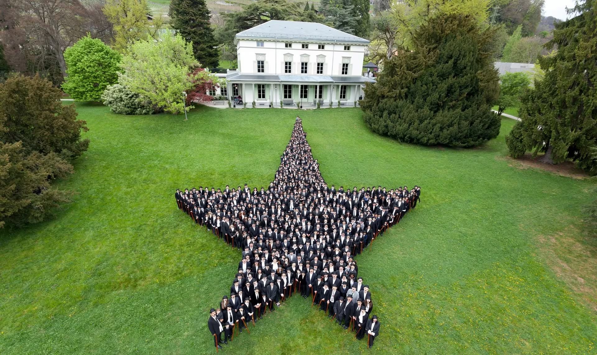 Cientos de imitadores de Charlie Chaplin se reúnen en Suiza (Crédito: Marc Ducrest / Chaplin’s WorldTM / Bubbles Incorporated)