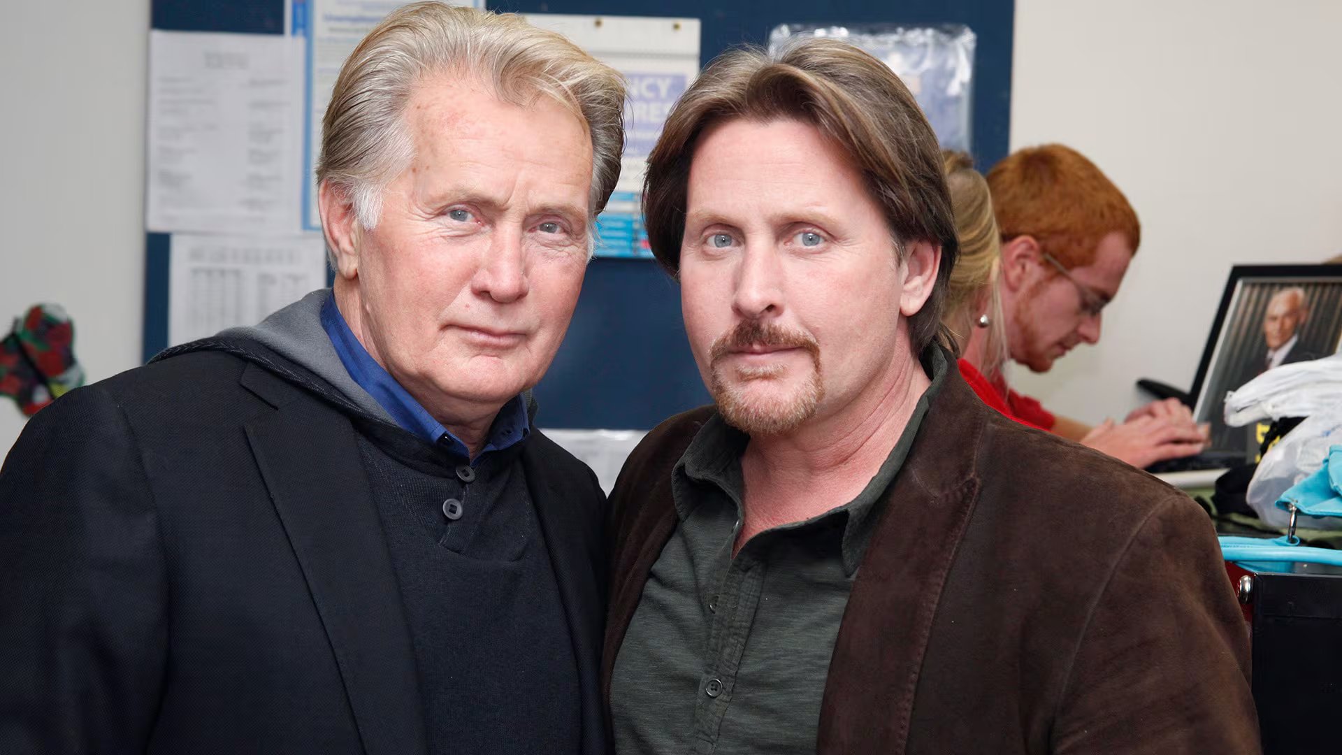 Martin Sheen y Emilio Estevez no aparecen en la docuserie de Netflix, aunque ambos tuvieron acceso anticipado a un primer corte del documental (Credit: Scott Weiner / MediaPunch)