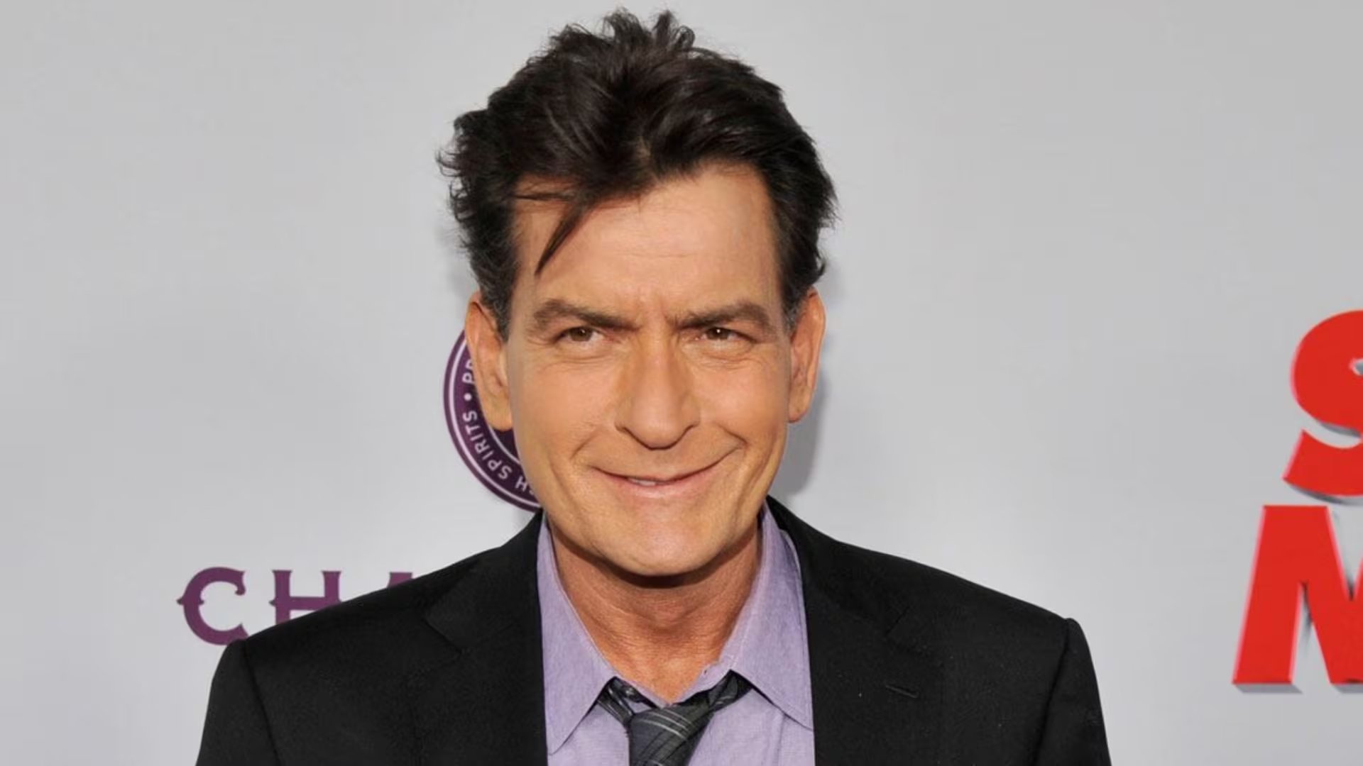 Charlie Sheen muestra una nueva faceta tras compartir su historia en una docuserie de Netflix y una autobiografía, dejando atrás los escándalos para enfocarse en su carrera y vida personal (AP 163)